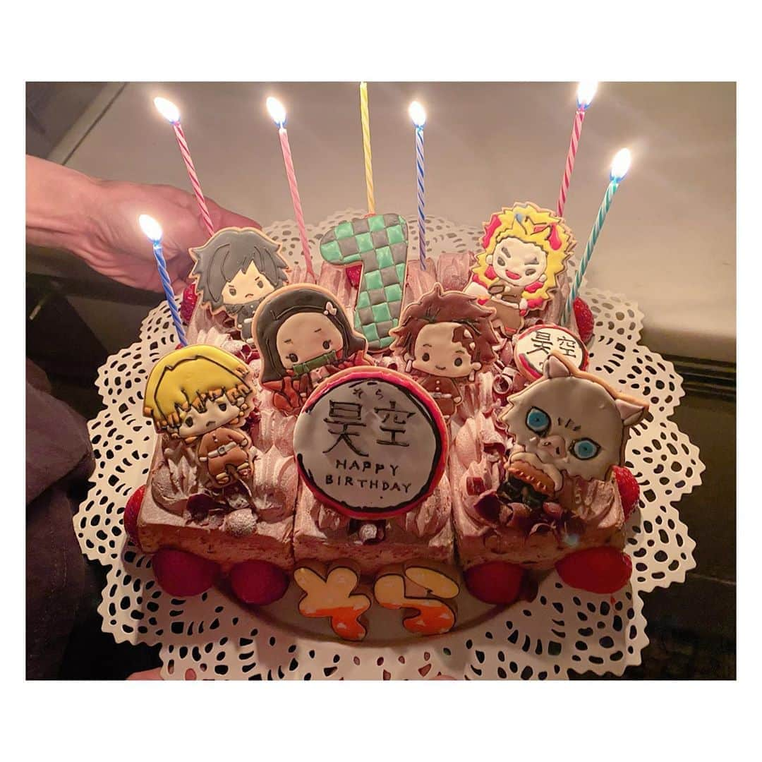 辻希美さんのインスタグラム写真 - (辻希美Instagram)「ソラが大好きな鬼滅の刃のケーキ🎂でお祝いしたよ👶💕💕👏 #そら #そっちゃん #7歳 #お誕生日 #happybirthday  #🎂💕 #鬼滅の刃ケーキ #大喜び #おめでとう #👶🎂💕」3月21日 23時39分 - tsujinozomi_official