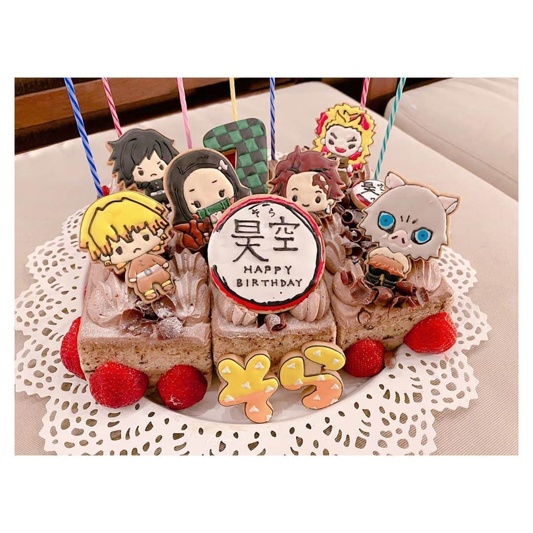 辻希美さんのインスタグラム写真 - (辻希美Instagram)「ソラが大好きな鬼滅の刃のケーキ🎂でお祝いしたよ👶💕💕👏 #そら #そっちゃん #7歳 #お誕生日 #happybirthday  #🎂💕 #鬼滅の刃ケーキ #大喜び #おめでとう #👶🎂💕」3月21日 23時39分 - tsujinozomi_official