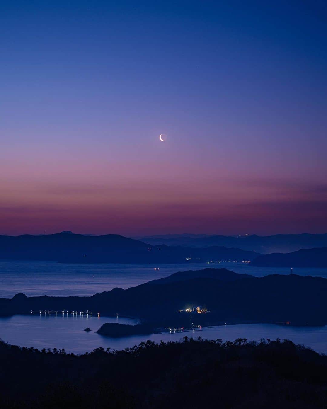 Ryoyaのインスタグラム：「I went to see and take photos of Milkyway last night but I liked this photo with arising moon in the early morning the most after all :) #amanohashidate #moon #kyoto  Camera #GFX100 Lens #planar80mm  ISO400 // f5.6 // ss 2”  昨日は天の川を撮りに天橋立に行ったのですが、結局この月の写真が１番のお気に入りになりました^_^ 去年も３月に同じ場所に来ましたが、天橋立は天の川を撮るにはやはりちょっと光害が多いですね。」