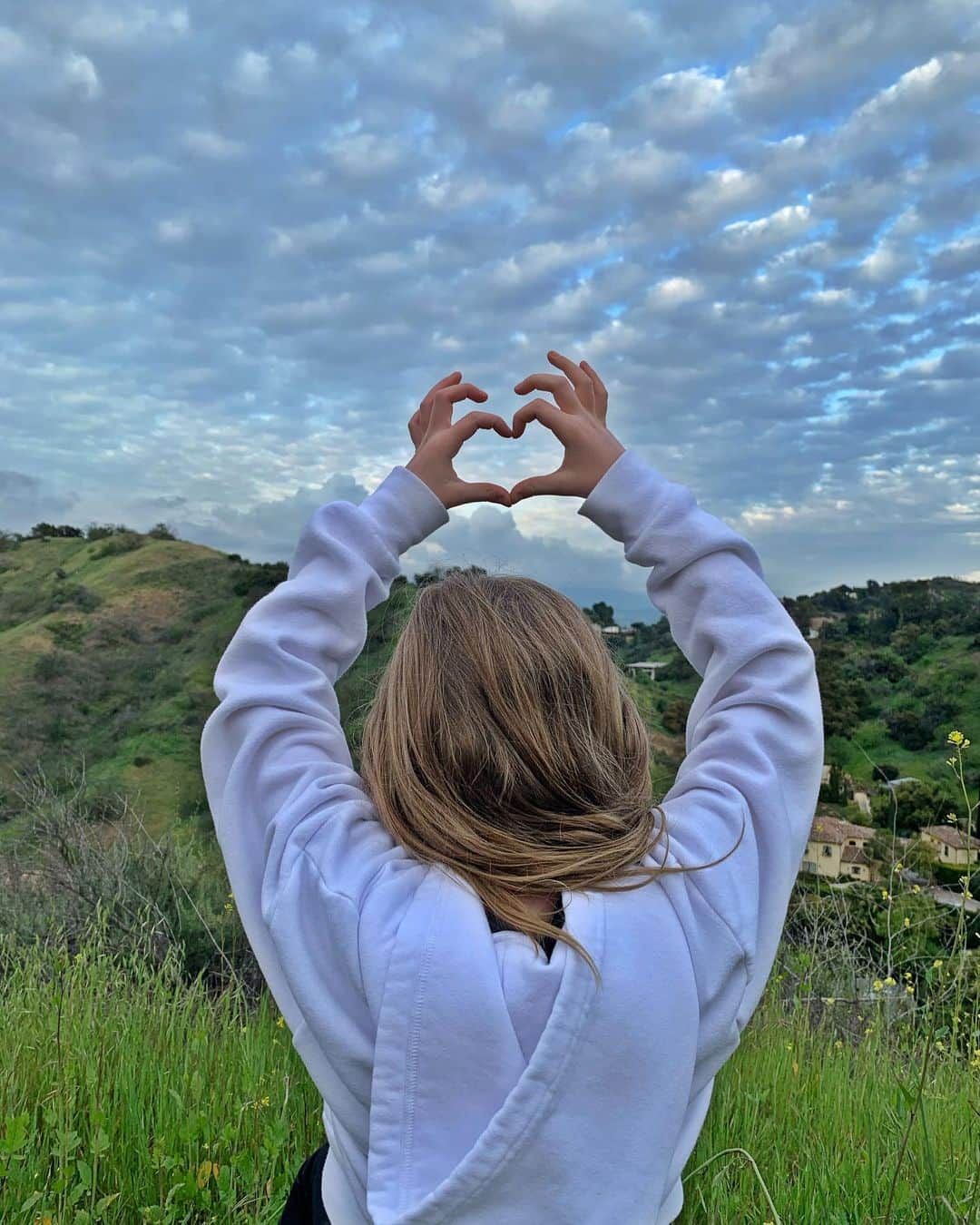 サラ・ラファティさんのインスタグラム写真 - (サラ・ラファティInstagram)「Sending you all lots of this. And extra 🙏🏻 for the health care workers. Grateful for the luxury of more time with my family, and the opportunity to build memories. Grateful for FaceTime with friends keeping me sane, and the unspoken permission to just read and take long baths and deep breaths and walks...... the extra thoughtful texts and check ins, and the lessons that are now a mystery but will one day be revealed to us. May the healing be swift and deep, for our sick, for our global communities, for our governments, for our economies, for our ecosystems, for our individual and collective consciousness. 😘」3月21日 14時44分 - iamsarahgrafferty