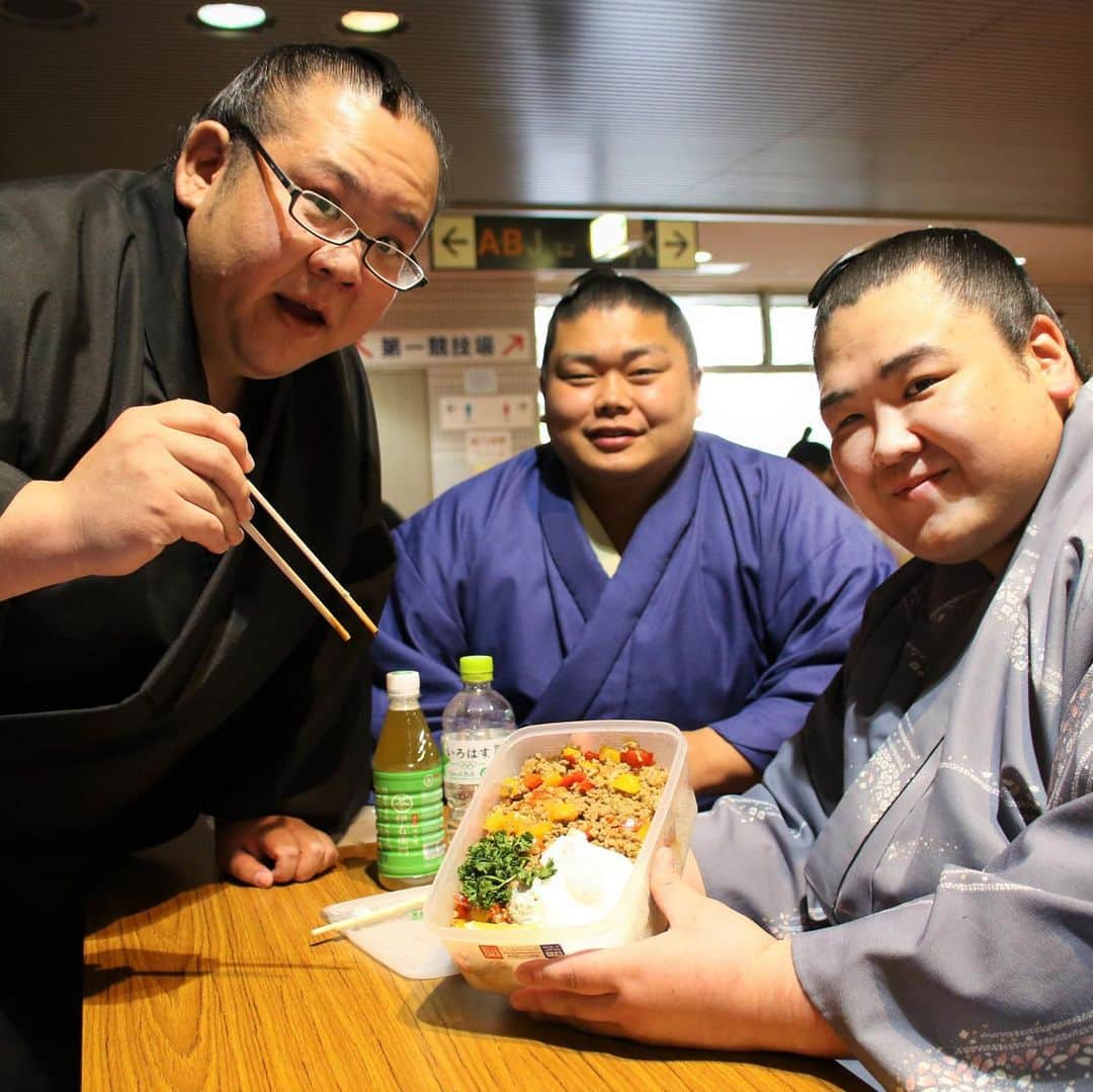 日本相撲協会さんのインスタグラム写真 - (日本相撲協会Instagram)「力士の手作り弁当🍴 今場所は外出できないため、館内の食事スペースで飲食しています。 立浪部屋の瑞光は、部屋の華吹が作ったキャラ弁&バンクシーのお弁当👀 錣山部屋の聖冴は、部屋の呼出しさんが作ったガパオライス🇹🇭 @sumokyokai  #sumo  #相撲  #力士 #お相撲さん #大相撲  #大阪場所  #三月場所 #春場所 #エディオンアリーナ大阪 #大阪府立体育館 #なんば  #３月 #お弁当 #弁当 #ランチ #手作り弁当#お相撲さんのお弁当 #バンクシー #おいしそう #愛情たっぷり #弁当男子 # #ガパオライス #チコちゃんに叱られる #ひよの山 #バンクシーの正体は華吹」3月21日 14時46分 - sumokyokai