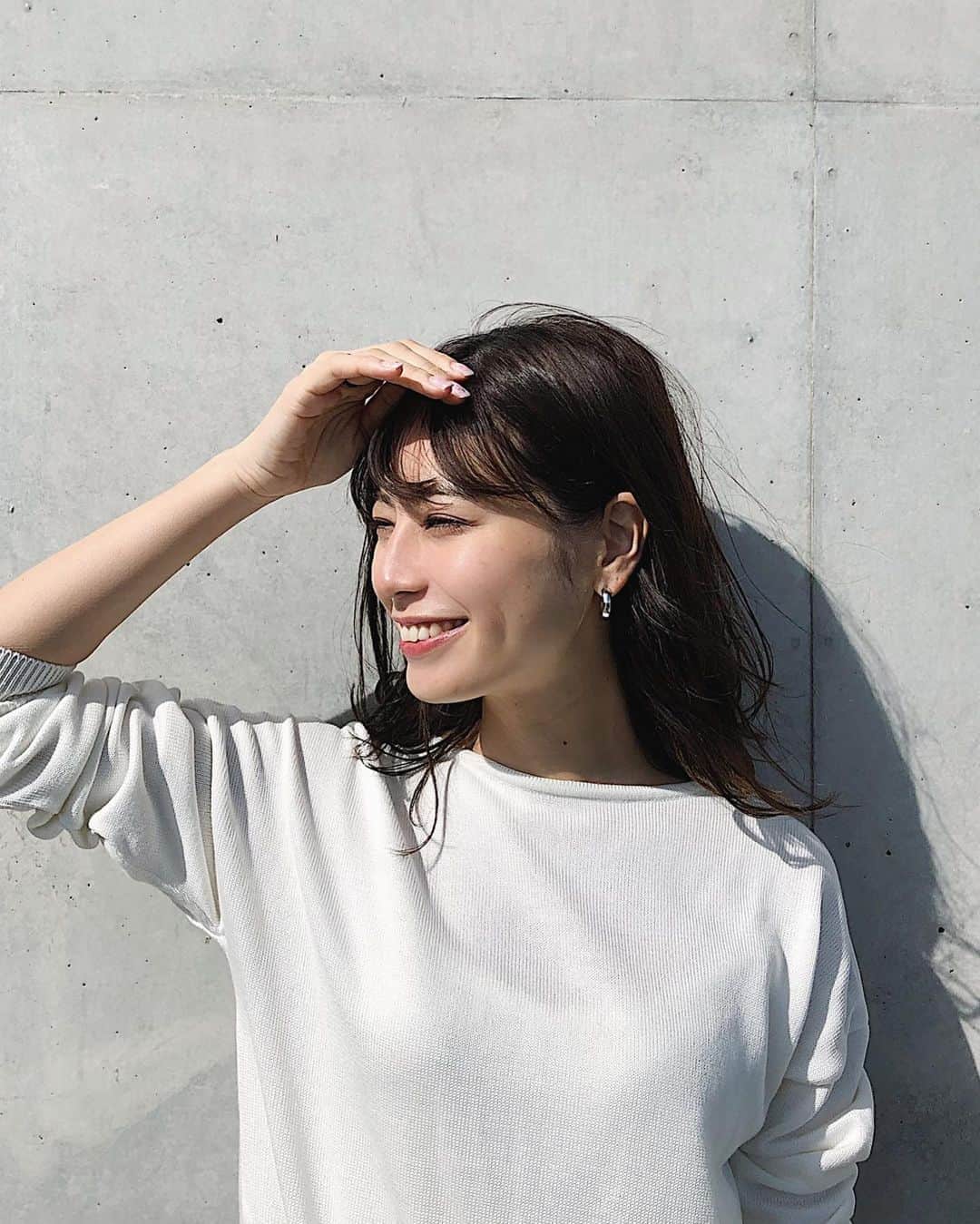 伊藤沙織のインスタグラム：「今日は、 @ma_cherie_official_ _ のお気に入りピアスを付けて、七里ヶ浜までお出かけ🚃風は強いけど天気が良くて気持ちいい〜🌞ピアスはコロンとしたシルバーのカタチが可愛くて一目惚れ💕 . ##macherie  #マシェリ  #macherie_styling」