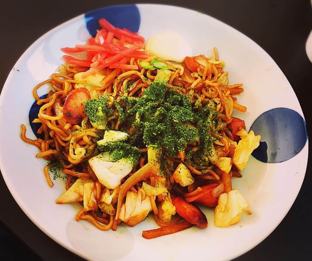 のインスタグラム：「家で昼飯！！！ 焼きそば！！！ #料理  #婚活  #未来の旦那様へお先にいただきます  #ぼる塾  #焼きそば」