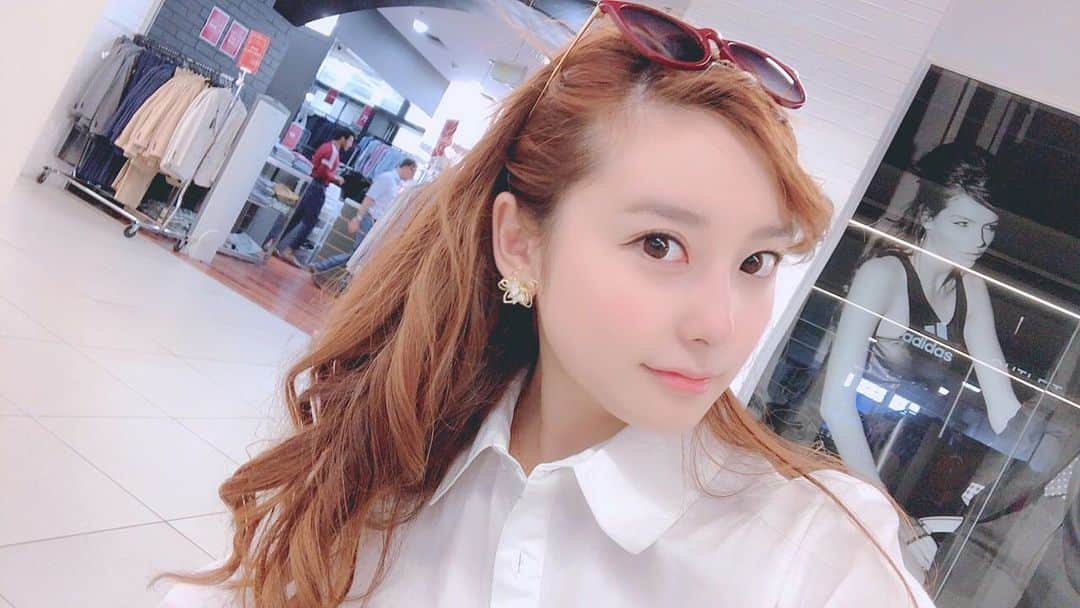 のインスタグラム：「spring japan💗 春ですね🌸 #spring #japan #whiteshirt #goodweather #warmday  #春 #大好き #花粉症じゃないです #1番好きな季節 #肌の調子も良い」