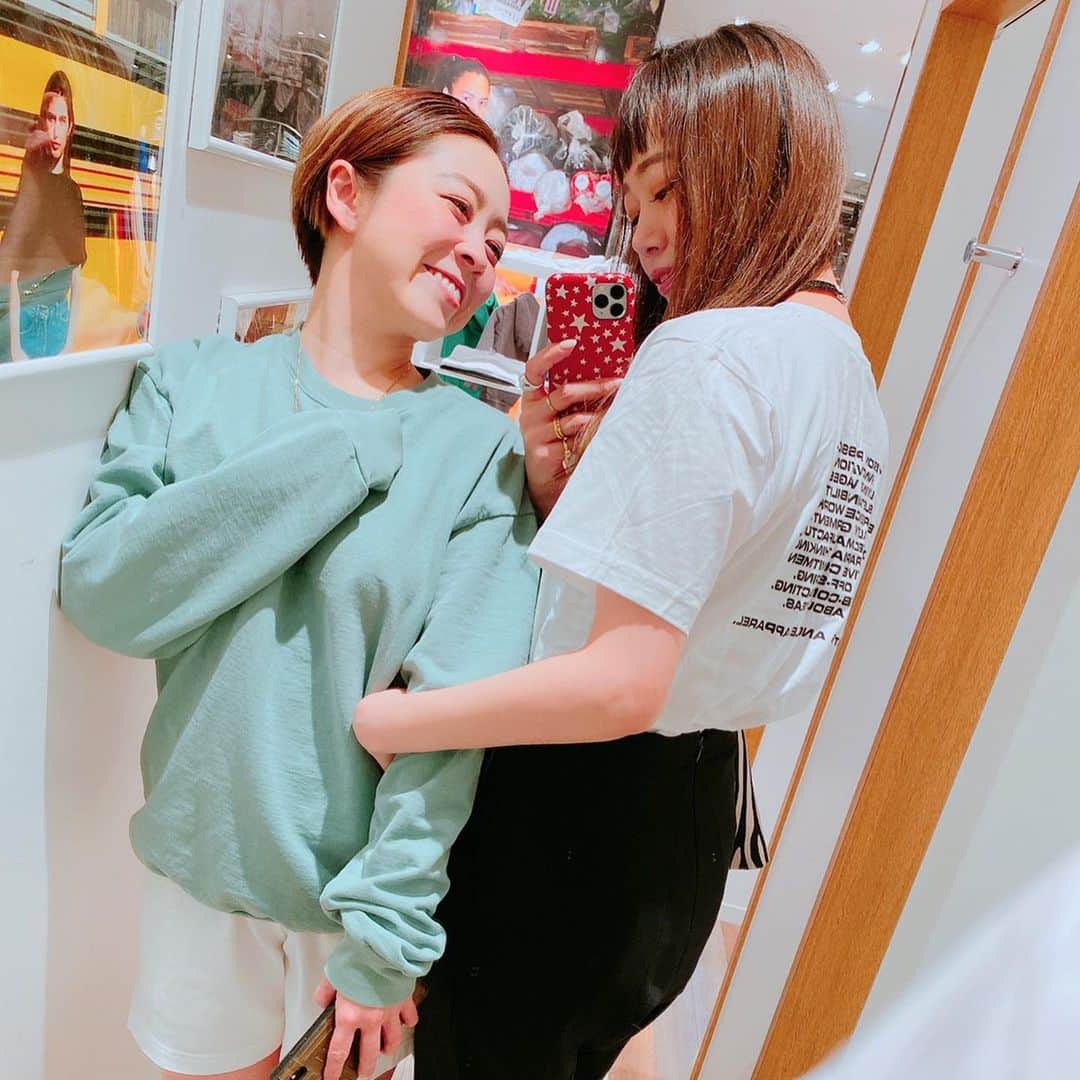 Yukari Imaiのインスタグラム：「数少ない同い年仲間の ナナコちゃん👩🏻‍🤝‍👩🏼 可愛いを作る天才ナナコちゃん🧡 いつもありがとう🧡 Love🧡 @nanako_hamauchi」