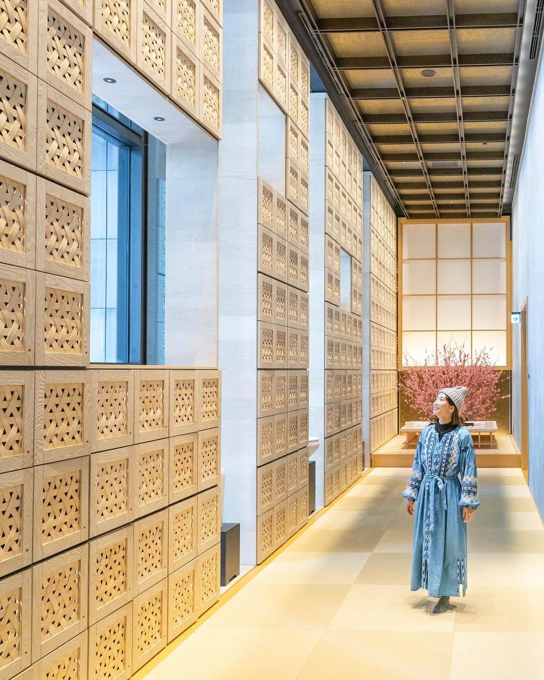詩歩さんのインスタグラム写真 - (詩歩Instagram)「🌙﻿ ﻿ #HoshinoyaTokyo , the luxury Japanese ryokan in central Tokyo, where I stayed is stylish to the entrance!﻿ ﻿ It is this sight that spreads in front of you when you enter the entrance door. It is woven with bamboo spread all over the wall. What do you think this is?﻿ ﻿ Actually, this is all succulent! In Hoshinoya Tokyo, take off your shoes at the entrance and spend the whole time barefoot in the hall. The shoes are stored in this clog box all over the wall. (Of course, the staff took it, so I didn't touch it myself) In the hall, the entrance, as well as the elevators, corridors and rooms are all tatami. Unlike a hotel that has shoes in the room, I thought it was really like relaxing at home.﻿ ﻿ Vlog on Youtube! There are plenty of room introductions, amenities, open-air baths, dinners, and free activities. English subtitles are available, so please check it out on Youtube! (Link on bio)﻿ ﻿ 🌙﻿ ﻿ 先日宿泊した #星のや東京 は、玄関までおしゃれ！﻿ ﻿ 入口のドアを入ると目の前に広がるのが、この光景です。﻿ 壁一面に広がる竹で編まれたもの。一体なんだと思いますか？﻿ ﻿ 実はこれ、全部くつばこ！﻿ 星のや東京は入口で靴を脱いで、館内はすべてハダシ。﻿ その靴が収納されているのが、この壁一面の下駄箱なんです。﻿ （もちろんスタッフさんがとってくれるので、自分で触れることはなかったけどね🙊）﻿ ﻿ 館内は入口はもちろん、エレベーターも廊下もお部屋もぜーんぶ畳。﻿ ﻿ 部屋の中まで靴なホテルと違って、本当に家のようにくつろげるってこういうことだよな〜〜〜と思いました。﻿ ﻿ ﻿ 🎬﻿ ﻿ 星のや東京で１泊２日過ごした様子をVlogでまとめています！﻿ ﻿ 部屋の紹介やアメニティ、露天風呂、夕食、無料アクティビティなど盛りだくさんです💪﻿ ﻿ 全編音声と字幕（日英）つけてるので、ラジオかわりにでもぜひ！﻿ ﻿ YoutubeにUPしているのでぜひご覧ください☺﻿ （チャンネルはプロフィール欄にURLを貼っています〜）﻿ ﻿ ﻿ 【星のや東京】江戸の風情が感じられる1泊2日の滞在をご紹介｜Vlog﻿ https://youtu.be/0DPr_yRPm_Q﻿ ﻿ ﻿ 撮影協力： @hoshinoya.official @hoshinoresorts.official﻿ ﻿ ﻿ 📍星のや東京／東京﻿ 📍Hoshinoya Tokyo／Tokyo Japan﻿ ﻿ ﻿ ©︎Shiho/詩歩﻿」3月21日 15時10分 - shiho_zekkei