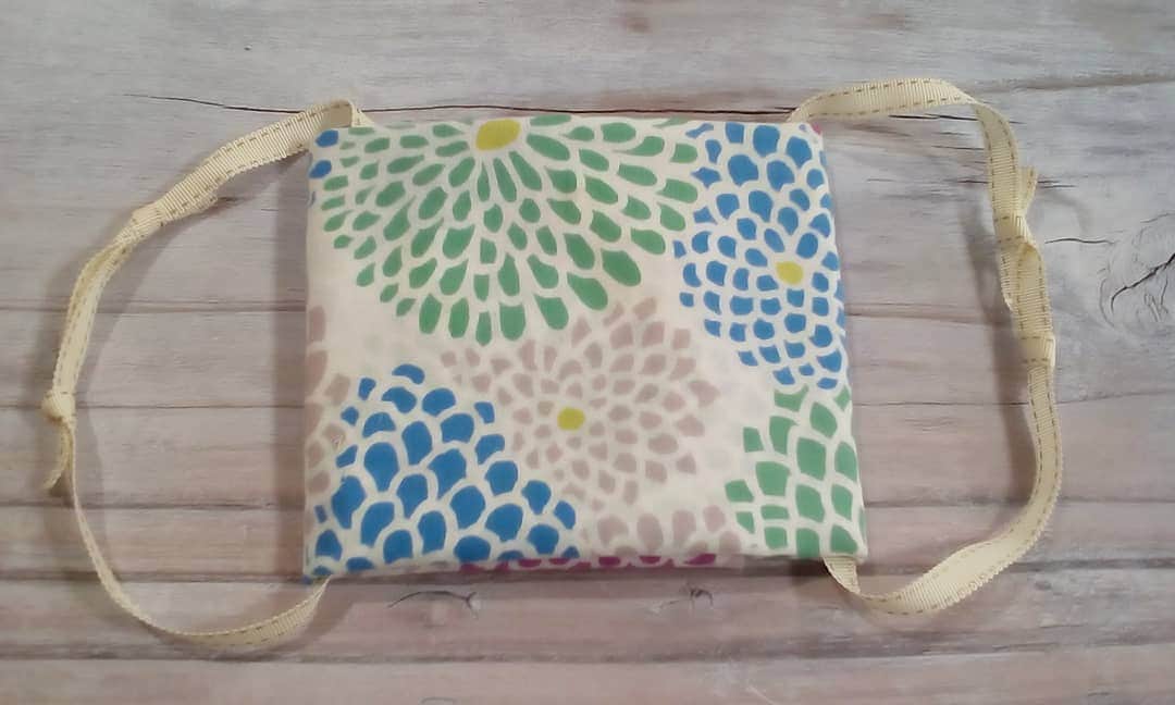 マーノクレアール (手芸のオカダヤグループ)のインスタグラム：「【レシピ紹介♪】手ぬぐい巾にカットした生地をカットした辺同士が合うように半分に折ります。カットした辺を隠すように(自分の顔の大きさに合うように)適当に折りたたんだら、ヒモ又はリボンなどを挟んで左右から内側へ折り込みます。右側を左側の【わ】に入れ込んで完成。ヒモやリボンは調整結びをすればお顔にフィットします。 . ガーゼ生地不足の為、手ぬぐいで代用。 . 伊勢木綿は洗う度柔らかくなるので、オススメ。折るだけカンタンです。 . オカダヤグループ手芸材料店の通常のInstagramアカウントはこちらです →新宿オカダヤ(@shinjuku_okadaya) . #okadaya手づくりマスクギャラリー #オカダヤおうち手芸 #マスク #ガーゼマスク #ハンドメイドマスク #手作りマスク #てづくりマスク #マスク作り #マスクがない #花粉対策 #風邪対策 #乾燥対策 #作り方動画 #てづくり動画 #手作り動画 #handmademask #handmade #mask #ガーゼ #ダブルガーゼ #Wガーゼ #手芸好きさんとつながりたい #手芸好きな人とつながり #オカダヤママ部 #新宿 #shinjuku #オカダヤ #okadaya」