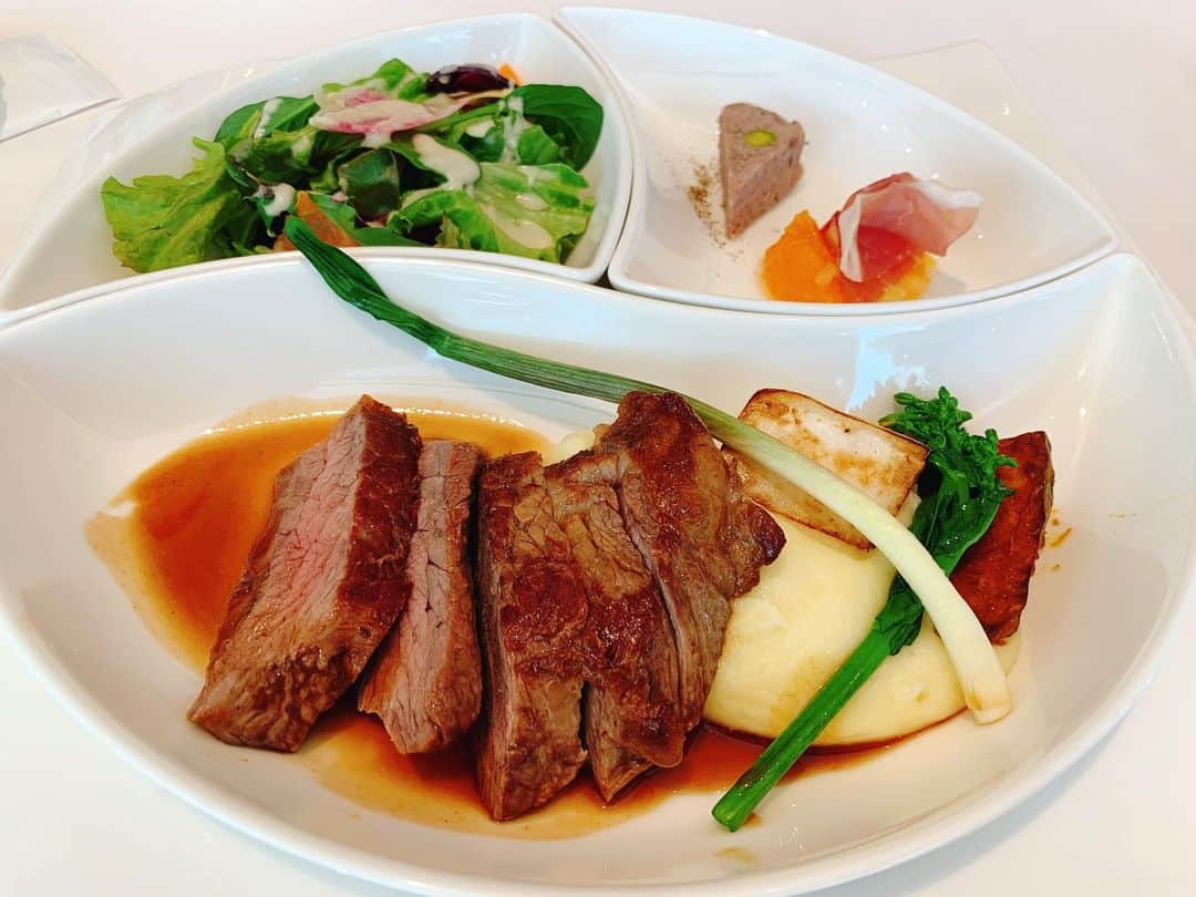 中村愛さんのインスタグラム写真 - (中村愛Instagram)「🍽♡ ・ ・ ・ 贅沢なおランチでした✨ ごちそうさまでした^ ^ 肉か魚かパスタと言われたら、ほぼほぼ肉を選ぶオンナ中村愛です。 #肉食女子  #代々木ランチ」3月21日 15時15分 - nakamuramura_ai