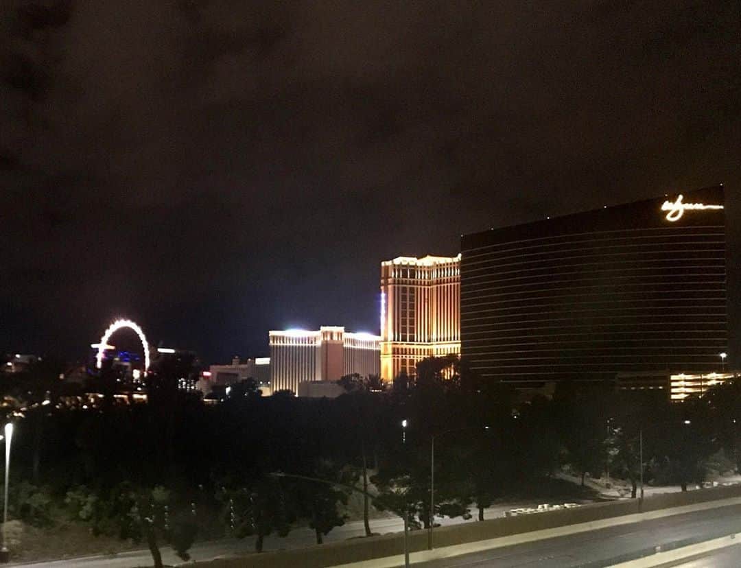 メリッサ・アンダーソンのインスタグラム：「Not a single window lit up at the Wynn.  #spooky」
