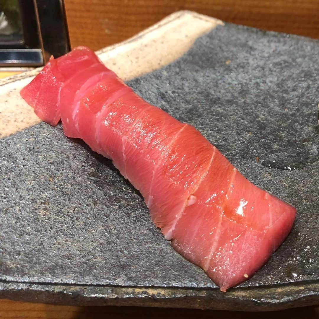 森井ユカさんのインスタグラム写真 - (森井ユカInstagram)「はぁ〜〜、寿司はいいですね〜。高校時代の同級生が握る寿司、百合ヶ丘の『瀞』。季節の肴もとびきり美味しい。小田急線沿線のみなさま、おすすめです^_^ My friend's sushi restaurant "TORO", It's very tasty I recommend it!  #寿司 #寿司屋 #百合ヶ丘 #小田急線の寿司屋 #小田急線沿線 #小田急線沿線グルメ」3月21日 15時24分 - yukamorii