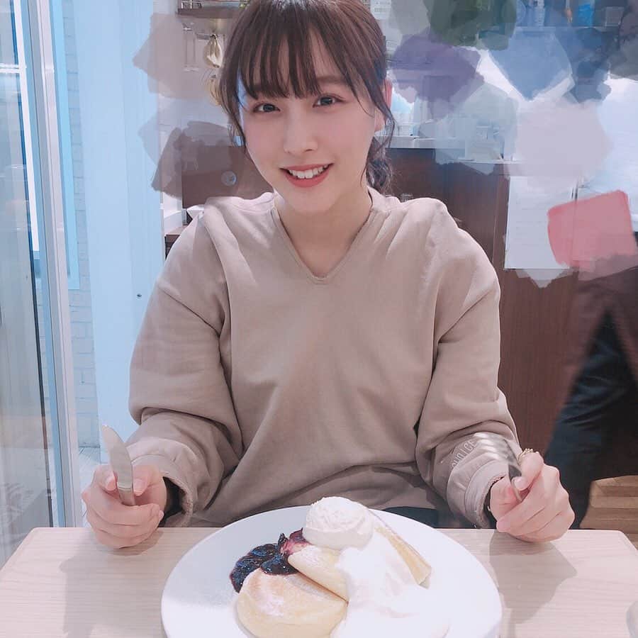 鎌田菜月さんのインスタグラム写真 - (鎌田菜月Instagram)「☺︎ ☺︎ ☺︎ この期間を狙って歯列矯正を進めています 大好きな堅いものは我慢我慢… 自分磨き頑張る🧚‍♂️💫 ・  写真はすごーくラフな日 リップはまやんからの誕生日プレゼントでもらったものです☺️ お休みの日はいつもこれ！  #smile #pancake #ruffpost #lipstick #celvke」3月21日 15時31分 - nacky_k829