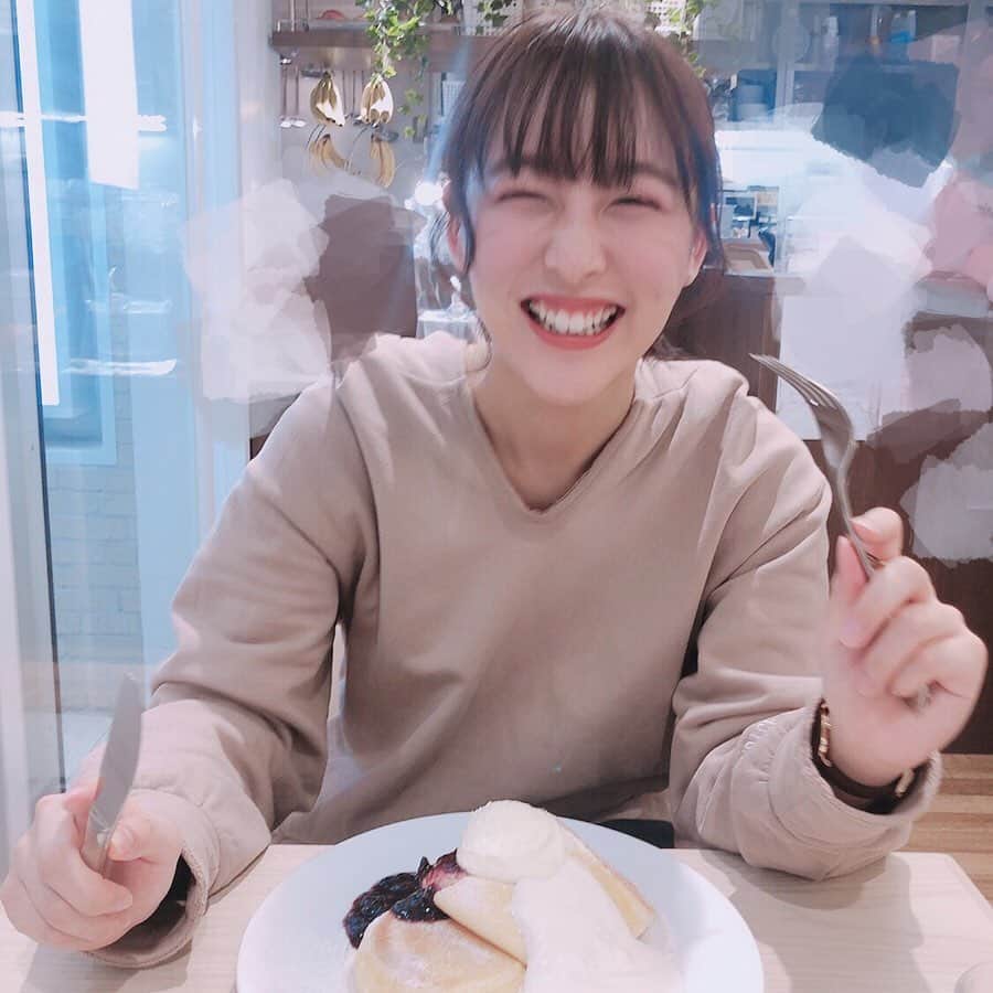 鎌田菜月さんのインスタグラム写真 - (鎌田菜月Instagram)「☺︎ ☺︎ ☺︎ この期間を狙って歯列矯正を進めています 大好きな堅いものは我慢我慢… 自分磨き頑張る🧚‍♂️💫 ・  写真はすごーくラフな日 リップはまやんからの誕生日プレゼントでもらったものです☺️ お休みの日はいつもこれ！  #smile #pancake #ruffpost #lipstick #celvke」3月21日 15時31分 - nacky_k829