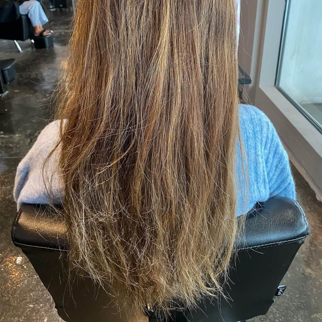 Mieさんのインスタグラム写真 - (MieInstagram)「ボッサボサで切れ毛も凄かった髪がカット&トリートメントでツルツルミディアムになって生きかえった。スライド見てね👍 こないだストーリーにも載せたけど、もーいっかい🌴 . before→after😊🌺 . こんなにも洗うのもラク、乾かすのめラクで、この長さクセになるな🤗👏👏👏 . #ハワイヘアサロン　#ヘアサロン　#開店してるか　@yosukehairdresseraccount に聞いてみてね！」3月21日 15時52分 - miefromhawaii