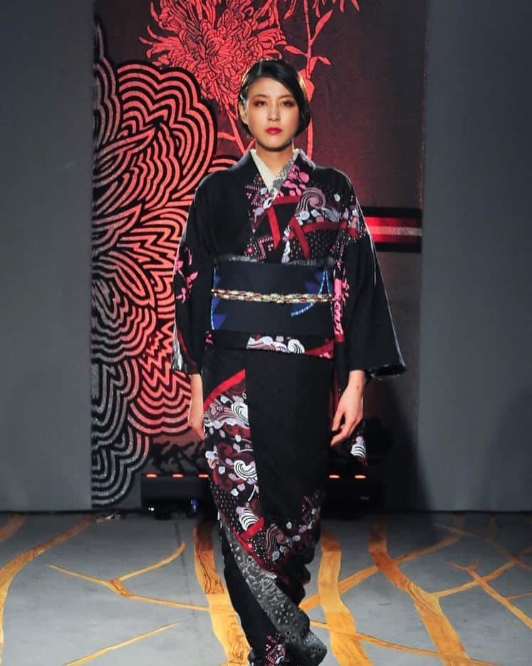 源崎トモエのインスタグラム：「JOTARO SAITO Rakuten Fashion Week Tokyo 2020A/W . どれも素敵だったけどこの着物が特に好きだったな〜☺️💗 . #jotarosaito #斎藤上太郎 #rakutenfashionweektokyo  #rakutenfwt #rakutenfwt2020  #tokyocollection #kimono  #着物 #fashion #model #work」