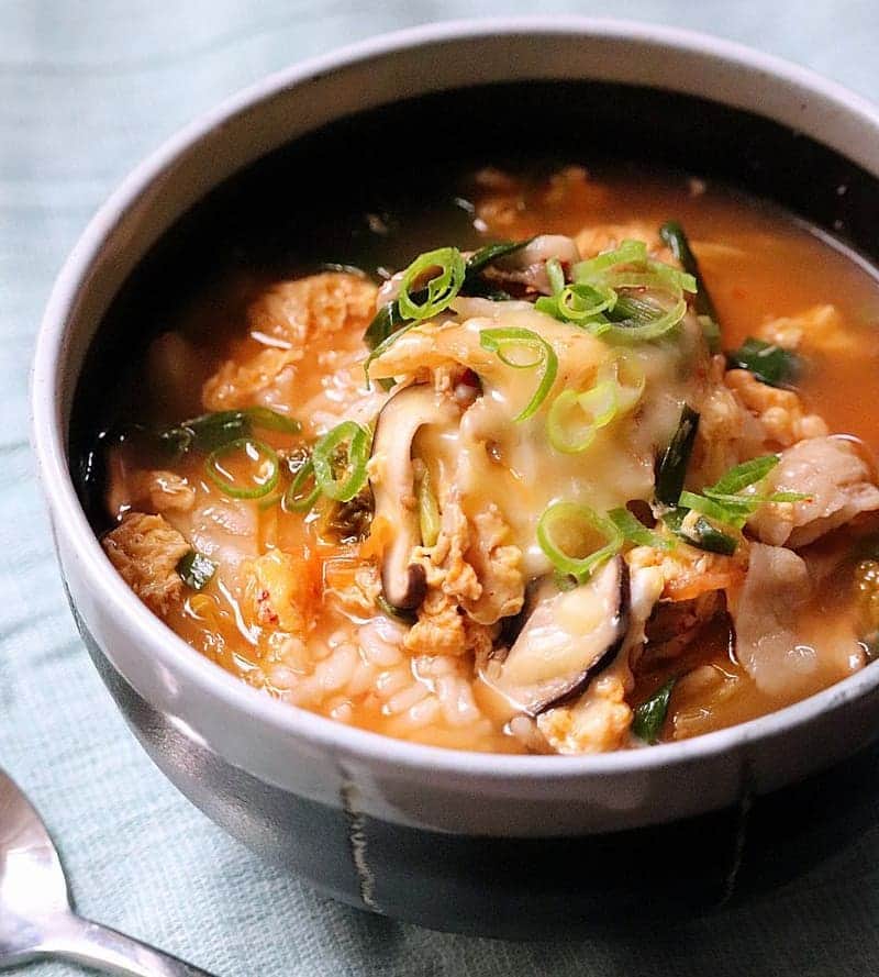 USAライス連合会さんのインスタグラム写真 - (USAライス連合会Instagram)「👩‍🍳人気ブロガーの #たっきーママ @kazumiokuda さんが考案してくださった「スープ×カルローズ」レシピを公開中です！ . 🔶『最後まで飲み干せる美味しさ！キムチーズクッパ』 キムチがふんだんに入ったスープを、炊いた #カルローズ にかけました。最後にチーズを散らして余熱で溶かして食べることで、まろやかでコクのあるクッパに仕上がります。 スープを吸ってもベタつかないカルローズだから、最後までおコメの食感を楽しめて、コクまろキムチ＆チーズとの相性も抜群です。 . 🎁3/22（日）まで #カルローズ のプレゼントキャンペーンも同時開催中です！是非おウチでたっきーママさんの「スープ×カルローズ」を作ってみてください！ . 🚩レシピCheck＆応募はこちら 応募は3月22日（日）まで 【 https://www.usarice-jp.com/recipe/index_soup.html 】 または @usa_rice_jp プロフィール欄のURLからどうぞ♪ . . #スープに合う#おコメ#カルローズ米 #カリフォルニア米#アメリカ米#スープ#スープに合うおコメ#スープごはん#スープライス#スープレシピ#クッパ#キムチスープ#キムチーズ#キムチチーズ#奥田和美#レシピブログ#新食材#プレゼント#キャンペーン#プレゼントキャンペーン#USAライス連合会 #calrose#CalroseRice#CaliforniaRice#SoupWithRice#RiceIdeas#soupIdeas#Soup」3月21日 15時55分 - usa_rice_jp