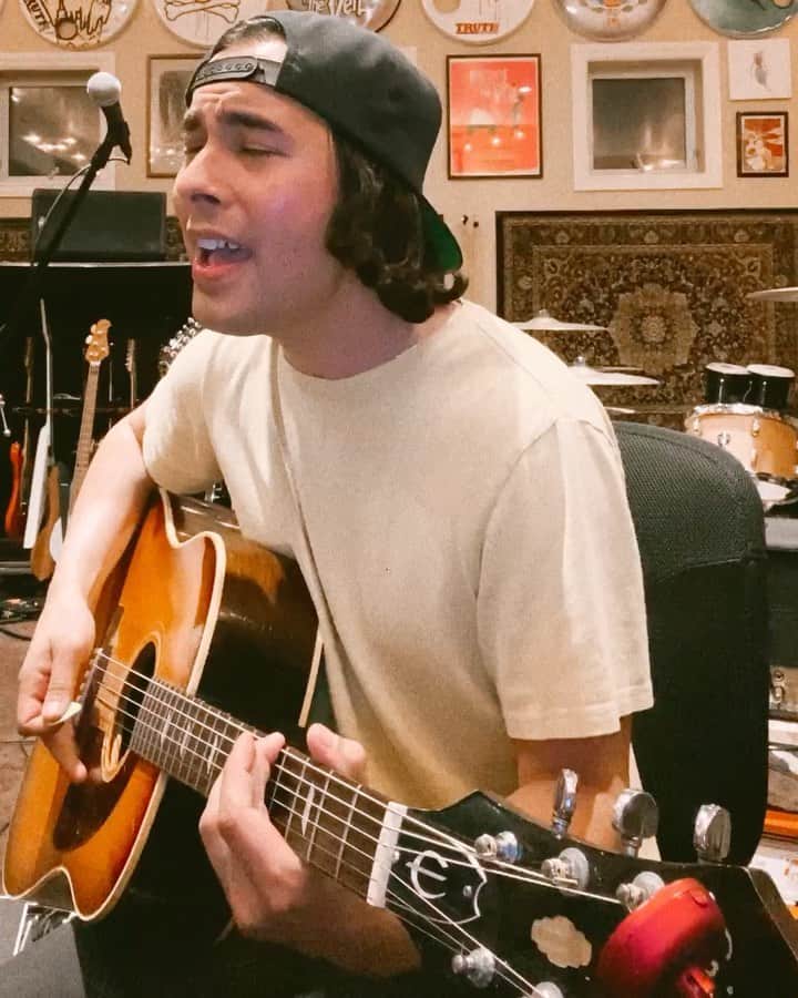 ヴィック・フエンテスのインスタグラム：「Little @beneemusic cover for anyone who’s feelin Supalonely during this time 😭」
