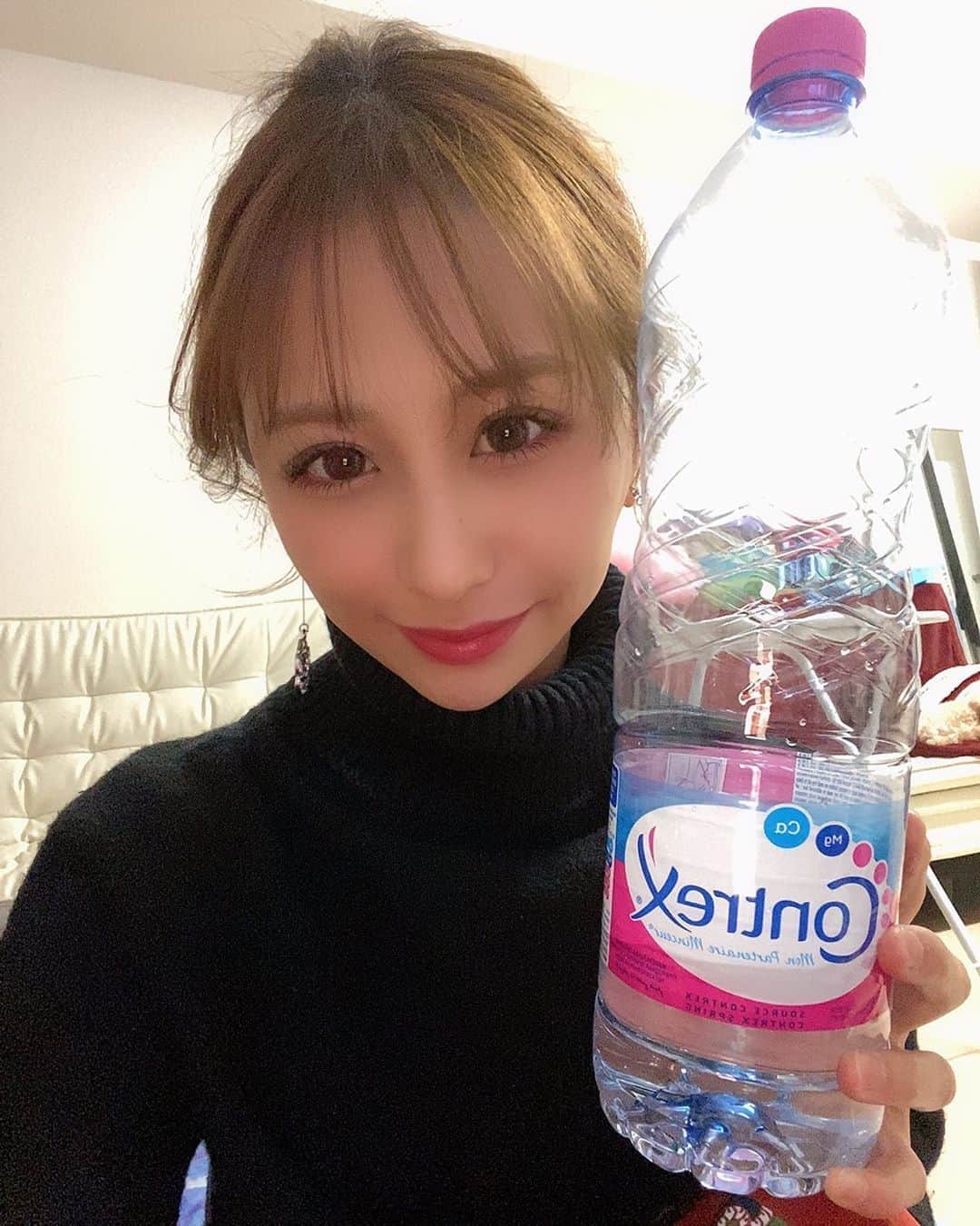 のインスタグラム：「ずっと飲んでたコントレックス🍲 . いろいろ辞めた方がいい説あって 辞めてたけどやっぱり 一番お水でこれが好き💞 . 500ml買ったつもりが1.5l来て 少しダルイ🐒 . . 今日は @kireimo_official  に行って来たよ💞💞 . 明日の予約だったのに 間違えて今日行っちゃって どうしようと思ったけど 急遽対応してくれて とっても親切で丁寧で早くて とっても気分良く脱毛受けた🥺💓 . スタッフさん達みんな 優しくて笑顔で元気もらえる😊💕 . 効果の方も凄くて 毛も生えてこなくなってき てすごく薄くなった^_^ 今までいろいろ脱毛行ったり聞いたり したけどオススメno.１😊💕💕💕 . . 2ヶ月後また行くのが楽しみ💓 . . #脱毛 #キレイモ #kireimo #フォトフェイシャル #ダイエット #コントレックス #ジム #サラダチキン #韓国語勉強  #火鍋 #昨日食べた美健食堂美味しかった #激辛 #にしたらお腹痛い」
