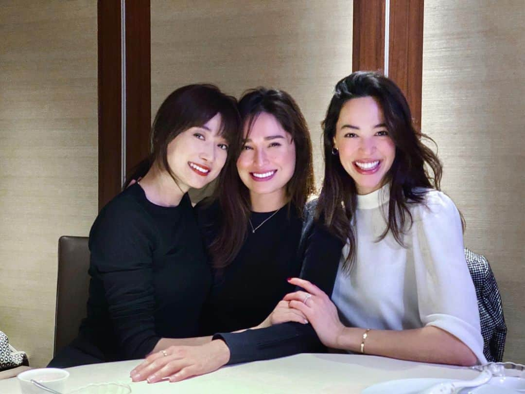 ケリーさんのインスタグラム写真 - (ケリーInstagram)「10年以上仲良し😍😍😍❤️ ・ 大好き😘　@youn1029 @emi_renata ・ Friends more than 10 years ❤️😍 #friendsforlife love you girls @youn1029 @emi_renata ・ #friends#仲良し」3月21日 16時13分 - kellymisawa