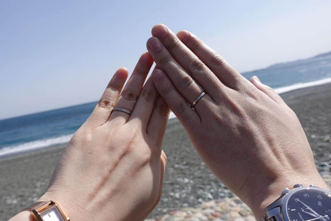 瀬南海はやのインスタグラム：「* ご報告💍 . 私事ですが... 先日、お付き合いしていた方と 入籍いたしました。 . 宝塚を退団して約3年... いつもインスタを見て下さっている皆様 本当にありがとうございます🍀 . マイペースで更新している私ですが(笑) これからも、どうぞ宜しくお願い致します☺️❤️ . #ご報告 #入籍しました  #💍 #瀬南海はや #手の大きさ同じ #やはり元男役」