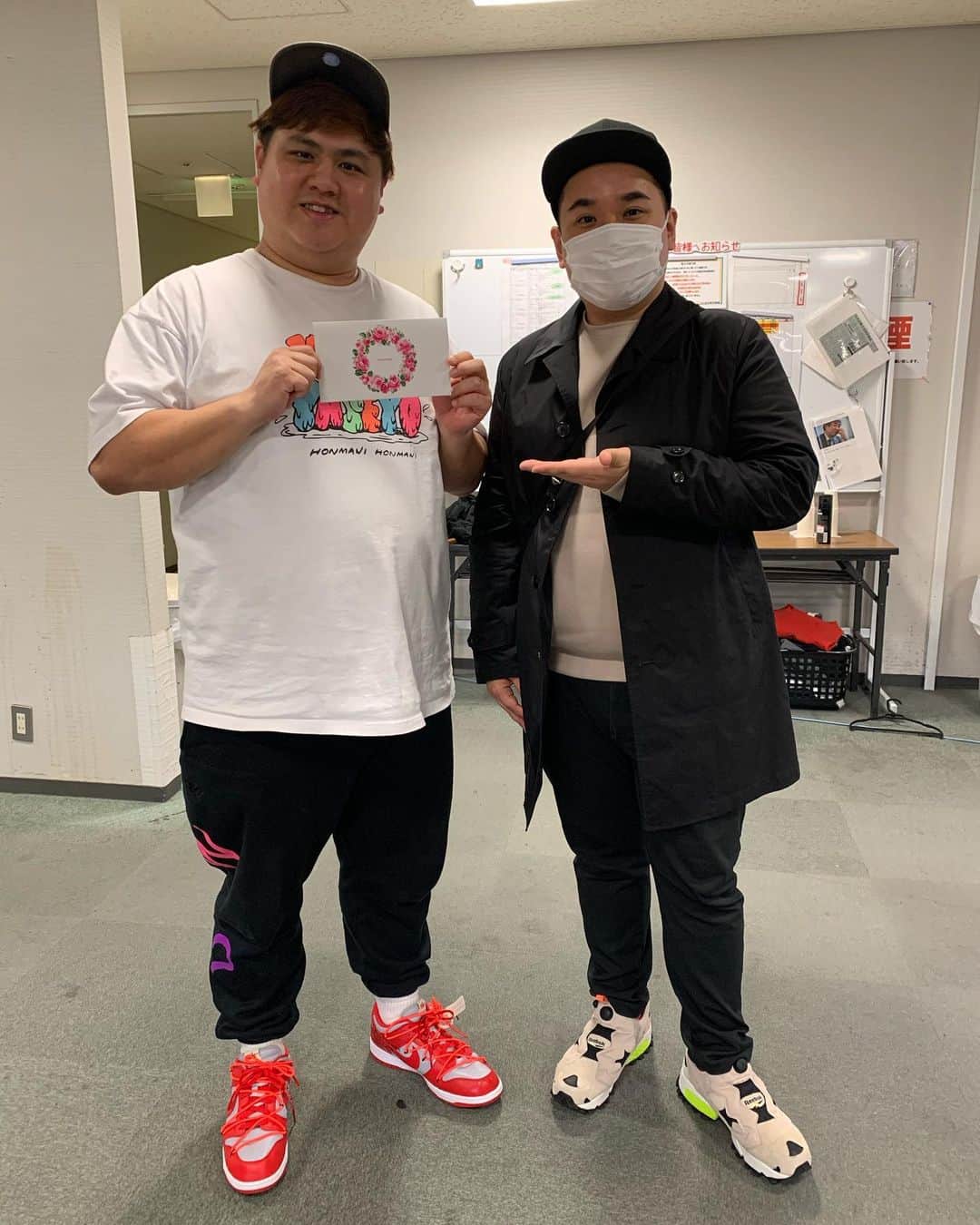 池田真一のインスタグラム：「先日ミルクボーイ内海さんから毎年恒例誕生日プレゼント高島屋の商品券を頂きました！ 内海さんありがとうございます🙇‍♂️ 一応やっときます！ あぁ〜ありがとうございます！ 今、高島屋の商品券を頂きました！ 助かります！こんなんなんぼあってもいいですからね！  にして内海さん服装売れてるなぁ〜」