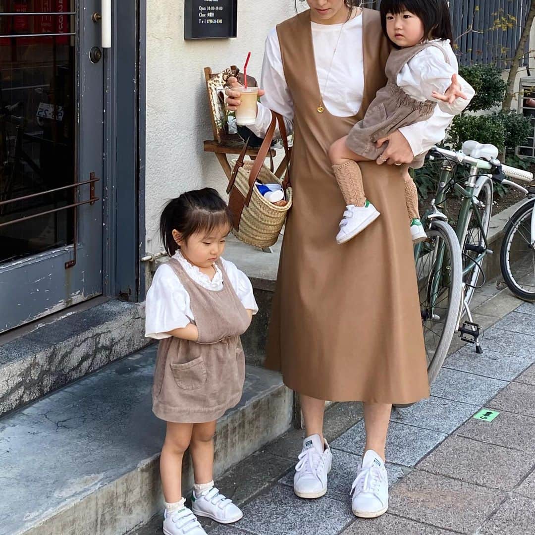 美生のインスタグラム：「👩🏻👧🏻🧒🏻﻿ ﻿ 大人気のロンTee﻿ 白は即決♡﻿ ﻿ ﻿ 完売カラーも﻿ 近日中にzozotownで﻿ 発売予定とのことです♡﻿ ﻿ ﻿ 1枚でも着られるし﻿ ワンピのインナーにも﻿ 使えるし﻿ このトップスほんまに優秀です👏﻿ ﻿ ﻿ ﻿」