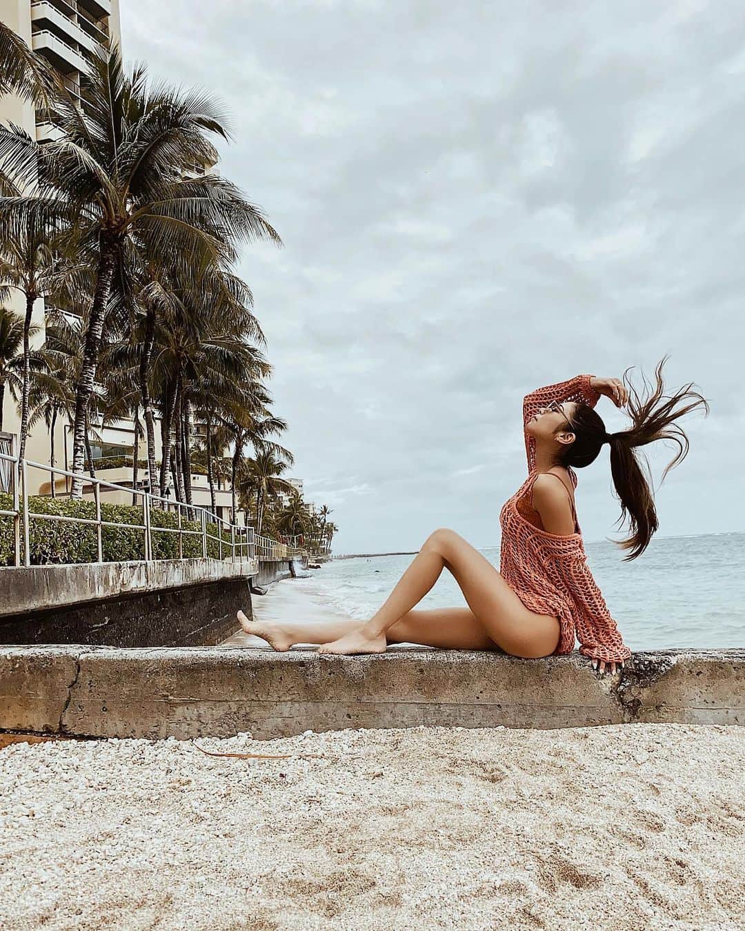 佐藤あずみのインスタグラム：「Honolulu beach...☁️🌴 . . . #hawaii #travel #honolulu # beach #waikiki #waikikibeach #japanesegirl #bikini #sea #honeymoon #sheraton #sheratonwaikiki #ハワイ #新婚旅行 #トラベル #ワイキキ #水着 #ビキニ #🌴 #シェラトン #シェラトンワイキキ」