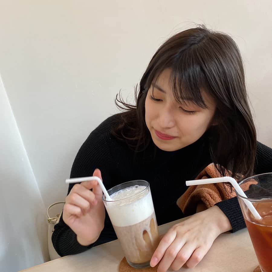 吉田華恋のインスタグラム：「友達が撮ってくれました  お洒落なミルクティーを飲みました 「泡どげんしとるっちゃかね〜」ってビックリしてました田舎者です  #お洒落って漢字なんかお洒落だね」