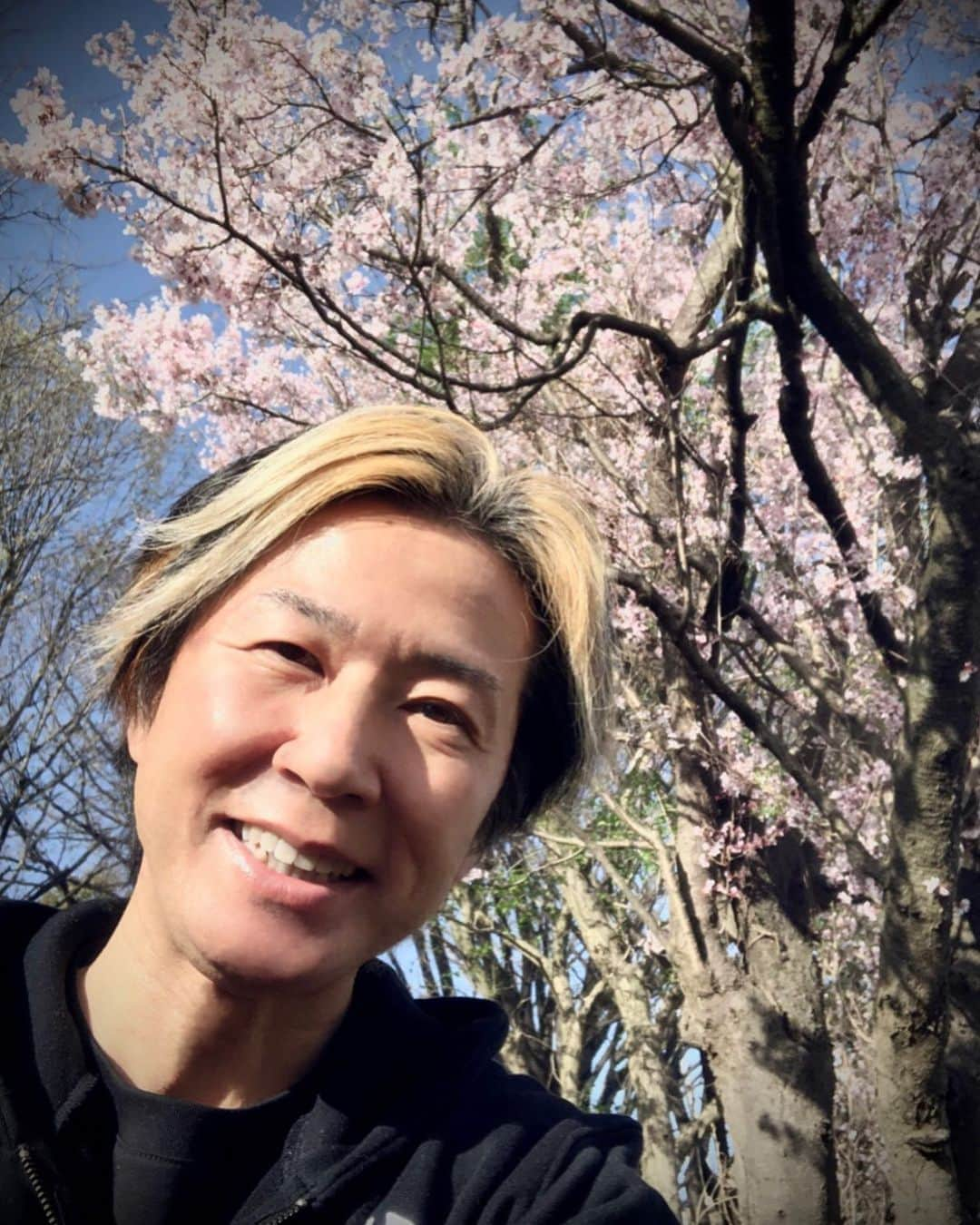 遠藤一馬のインスタグラム：「3/21、3/20はおやじとおかんの命日！  で今日はおやじの三回忌でお経あげてもらった🛎  お坊さんに戦国時代のアルバム渡して、 "7曲目の独眼って曲、お経を曲に取り入れてて、ファンからも人気がある曲なんですよ"  って宣伝しといた😁 ✨あったかいし桜も咲いて良い命日になったね〜✨」