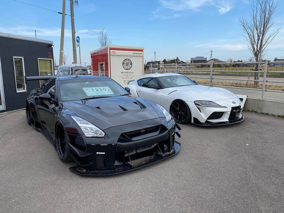 のインスタグラム：「メガキングドットコムの中本です🤗 石川県の雄🔥 ⭐️THX&CO ⭐️ サンクスアンドコー🏎💨 森忠社長にお世話になりました〜👍 トラック🚚パンパン‼️ ステッカーも貼って頂きました〜👍 森忠社長本日は有難う御座いました🙇🎶 また宜しくお願い致します🤲 #THX&CO #サンクスアンドコー #libertywalk代理店  #libertywalk #r35gtr  #90スープラ #a90supra  #ferrari  #こいびとの聖地  #愛のハートロック  #敦賀湾 #megaking  #kig  #autoparts  #メガキング  #メガキングドットコム  #中古パーツ #中古パーツ買取り  #出張買取り #大阪 #箕面 #九州 #西日本 #パーツの王様 #メガゴリくん  #rohan_izawa_net #rohanawheels」