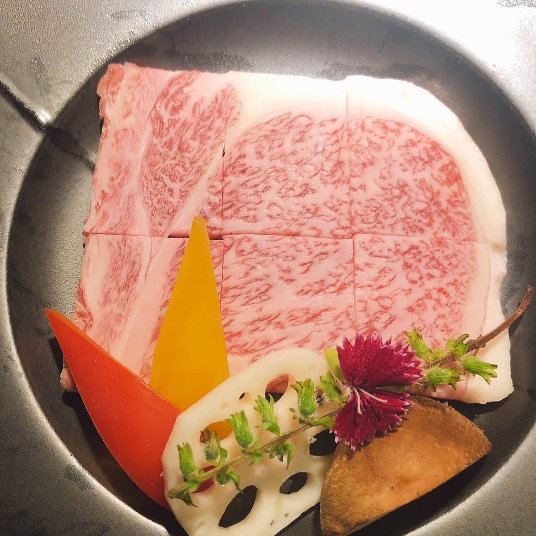 炭火焼肉BISTRO山城牛さんのインスタグラム写真 - (炭火焼肉BISTRO山城牛Instagram)「. 🐮 🐮 【炭火焼肉bistro山城牛】 本日も元気に営業しております🐯 . 本日のオススメは ❗️B.M.S No.12の極上サーロイン❗ ロース肉の王様です。あまりの美味しさにイギリスでサー(ナイト)👑の称号を与えられたという逸話をもつ部位です。 脂の上品な旨味は極上の一言です🤤✨ 在庫が残りわずかですので ご来店の際は是非ご賞味下さい🙇‍♂️ 🐮 🐮 〜 当店のご紹介 〜 那覇市松山 沖縄県産黒毛和牛 【山城牛】のA5ランクを焼肉で提供する専門店🐮 ボトル、グラス共にワインの品揃えは県内随一🍷 @yamasiro029 . . 〜 系列店舗のご紹介 〜 . 那覇新都心 本格和洋創作が豊富なドリンクと一緒に一つのテーブルで楽しめる🍽 【和洋ダイニング おもろはうす】 @omorohouse . 那覇市牧志(沖映通り) 幻の和豚 交配率100%の純血金武アグーのみを使用する専門店 【金武アグーしゃぶしゃぶ 琉球】 @kinagu.ryukyu . ご予約は各アカウント、その他グルメサイトからお願い致します🙇‍♂️🙇‍♀️ . . #沖縄 #炭火焼肉 #bistro #山城牛 #沖縄焼肉 #肉 #那覇市 #那覇市松山 #和牛 #ワイン #誕生日 #okinawa #naha #yakiniku #wagyu #wine #instagram #instagramer #foodstagram #foodie #foodporn #instagood #デート #接待 #顔合わせ #サーロイン#おもろはうす #金武アグー #金武アグーしゃぶしゃぶ琉球 .」3月21日 17時00分 - yamasiro029