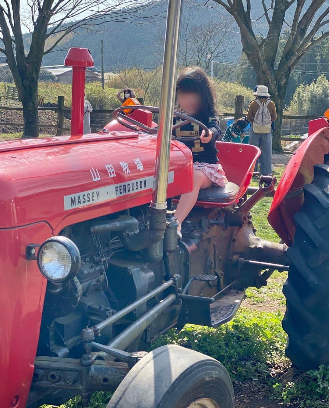 水元秀二郎さんのインスタグラム写真 - (水元秀二郎Instagram)「本日は熊本は晴天、お墓参りへ行き、コロナでずっと学校もなく、遊ぶとこもなく、ストレス満な子供たちの為に、南阿蘇方面へドライブ。 #水元秀二郎#お墓参り#先祖供養#愛娘#ドライブ#南阿蘇#山田牧場#ソフトクリーム#大自然#コロナ攻撃隊#ストレス発散#晴天」3月21日 17時06分 - gangsta.hidejiro