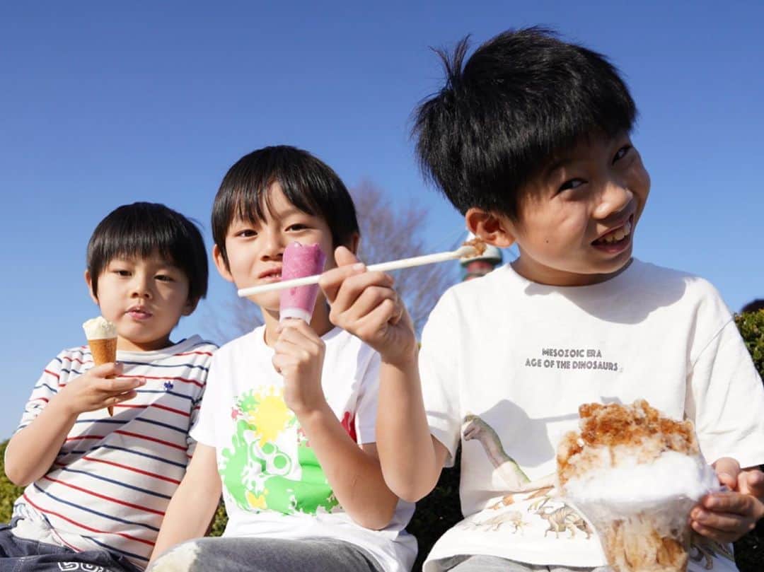 ブラザー4チャンネルのインスタグラム：「久し振りに子どもたちと公園に来ました！ 外の空気を吸って、子どもたちが無邪気に走り回る姿は良いですね☺️ まだ３月なのに半袖&かき氷…(笑)  #brother4 #公園」