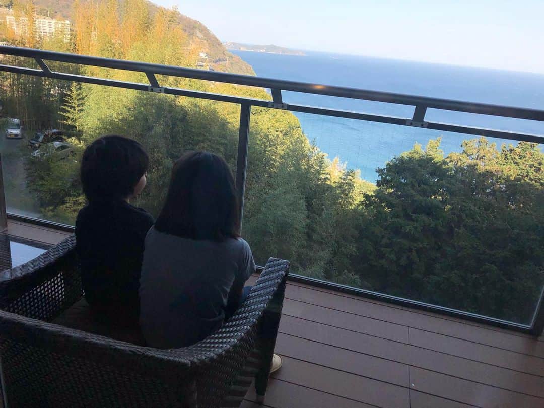 吉原珠央さんのインスタグラム写真 - (吉原珠央Instagram)「今日という一日♫ 朝起きたら…なんと目にものもらいが出来ているではありませんかぁ！（汗）そんな誕生日の朝でした^_^ 年齢だけはだいぶ分厚い数字となりましたが、内面の厚みを0.1ミリ分でも増やせるようこの一年、健康に地道に過ごしていけたらなぁ。 もし私と同じお誕生日の方がいらっしゃいましたら、おめでとうございます！  #朝の驚き #抗菌目薬で対応  #ここまで #過ごせたことに感謝しかありません #母を想う  #家族 #目を休ませよう #充血してたもんね #新幹線 #温泉 #誕生日 #ありがとうの気持ち」3月21日 17時08分 - tamaoyoshihara