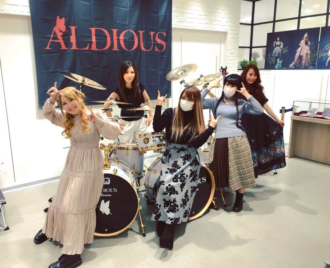 R!Nさんのインスタグラム写真 - (R!NInstagram)「新宿マルイアネックスさんでのサイン会にお越しいただいた皆様、ありがとうございました😊！ #Aldious #アルディアス」3月21日 17時20分 - rin_gemie