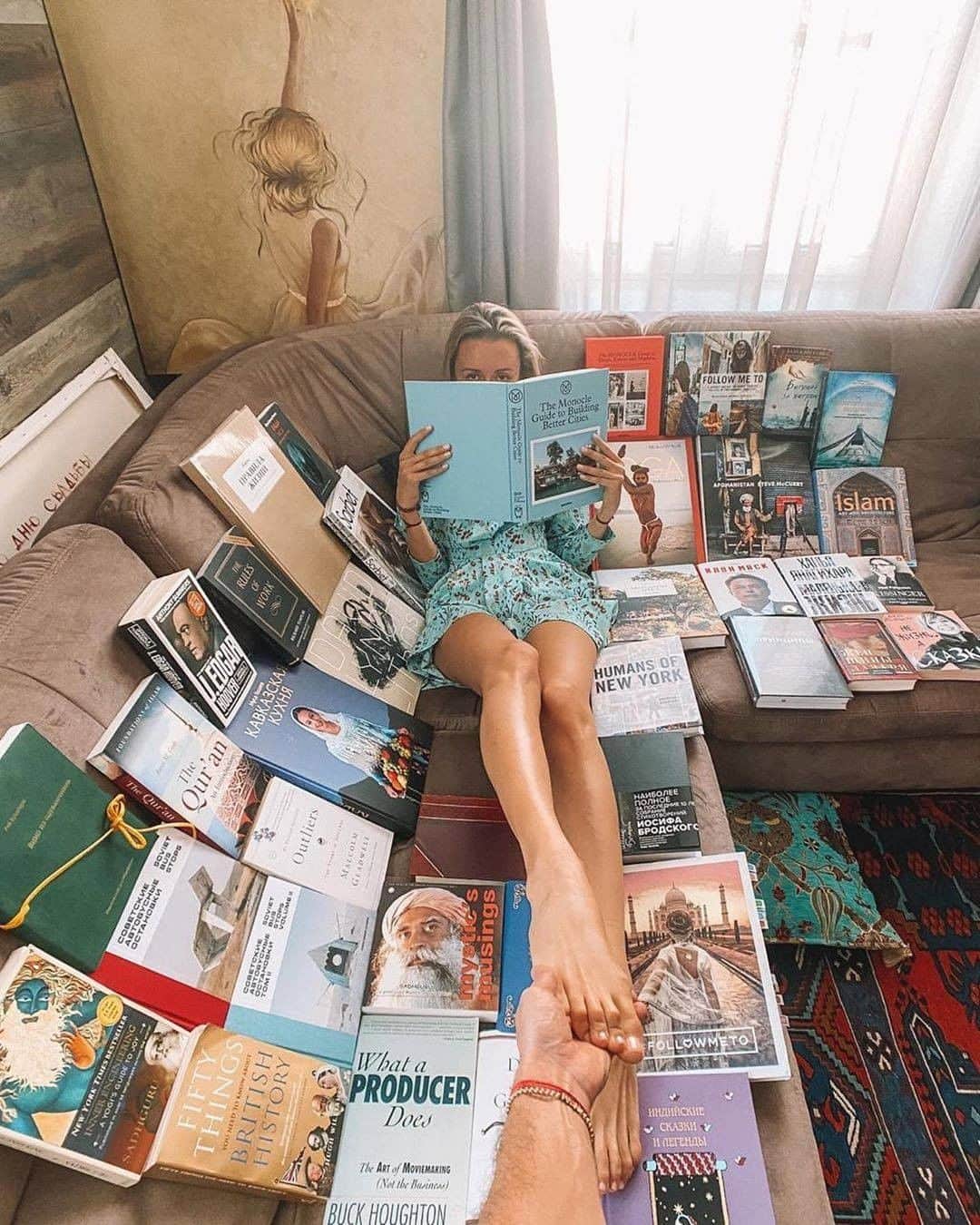 Discover Earthさんのインスタグラム写真 - (Discover EarthInstagram)「Travel bloggers on quarantine at home. 🤸‍♀ "While staying at home you can do many things: read the books you always wanted to but didn’t have time, imagine the places you can go while staring at your washing machine :), practice yoga... P.s for those who are worried that we wasted the toilet paper - don’t worry we have saved it" #DiscoverHome  Photos and caption by @muradosmann ft. @natalyosmann」3月21日 17時14分 - discoverearth