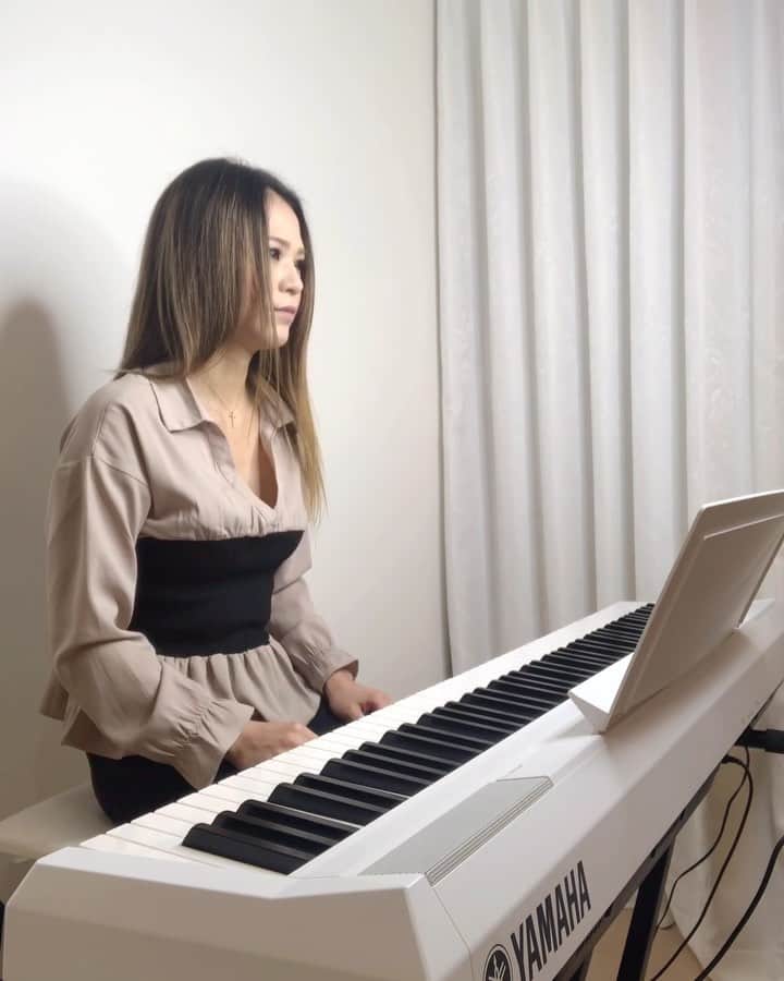 のインスタグラム：「ちまた(鍵盤地区)でプチ話題のCoronavirus Etude-For Piano and Disinfecting Wipe(ピアノと除菌拭きの為のコロナエチュード)を実践してみた🎹🧤 #coronavirus #coronavirusetude #piano #playpiano #musicismylife #disinfectingwipes #yamaha #keyboard #prayforworld #コロナウイルス #コロナエチュード #コロナ対策 #ピアノ #キーボード #ヤマハ #音楽のある生活 #除菌シート #海外の #ピアノ業界で #プチ話題 #誰でも2秒で弾ける #これで色んな曲弾くチャレンジしてみようかな」