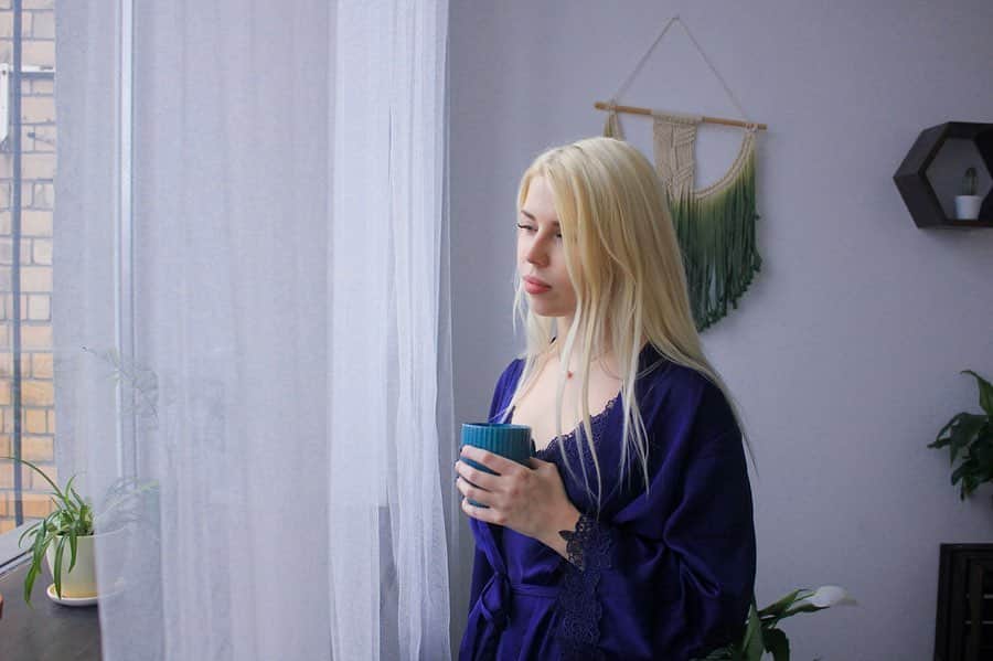 ALINA AKULAさんのインスタグラム写真 - (ALINA AKULAInstagram)「Говорят, кофе с утра не роскошь, а средство передвижения. В рамках #пп мне хотелось бы завязать с кофе и с молочной продукцией, пока что бой не равный. ⚔️ После ухода с офисной работы удалось убрать из рациона ежедневный традиционный кофе, но все же тянет) Подменяю его растворимым, что тоже не правильно. Из молочки люблю сливочное масло, мороженое, сыры и сырки БЮ.Александров, и не знаю как жить без карбонары 💔  У вас есть продукты, с которыми у вас желание разорвать отношения)? Как успехи? Делитесь вашими победами) #зож #вредныепродукты」3月21日 17時37分 - radharanievna