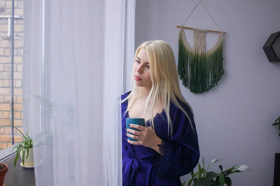 ALINA AKULAさんのインスタグラム写真 - (ALINA AKULAInstagram)「Говорят, кофе с утра не роскошь, а средство передвижения. В рамках #пп мне хотелось бы завязать с кофе и с молочной продукцией, пока что бой не равный. ⚔️ После ухода с офисной работы удалось убрать из рациона ежедневный традиционный кофе, но все же тянет) Подменяю его растворимым, что тоже не правильно. Из молочки люблю сливочное масло, мороженое, сыры и сырки БЮ.Александров, и не знаю как жить без карбонары 💔  У вас есть продукты, с которыми у вас желание разорвать отношения)? Как успехи? Делитесь вашими победами) #зож #вредныепродукты」3月21日 17時37分 - radharanievna