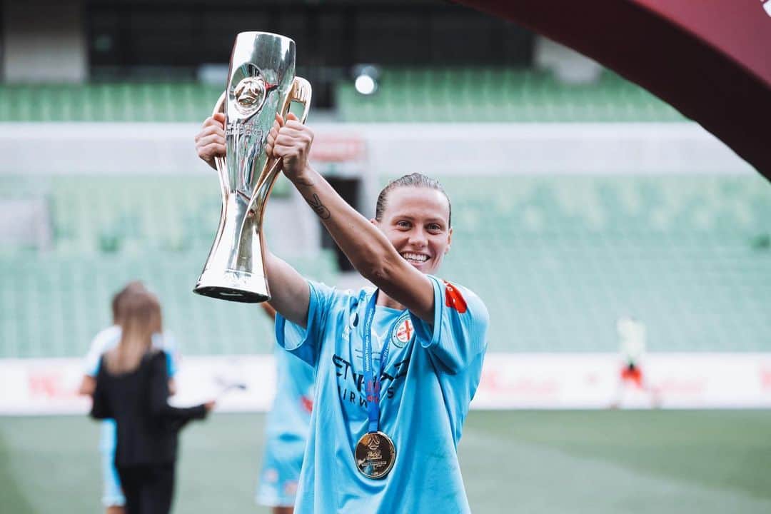 エミリー・バン エグモンドのインスタグラム：「What a season! First w-league grand final win @melbournecity 💙😆」