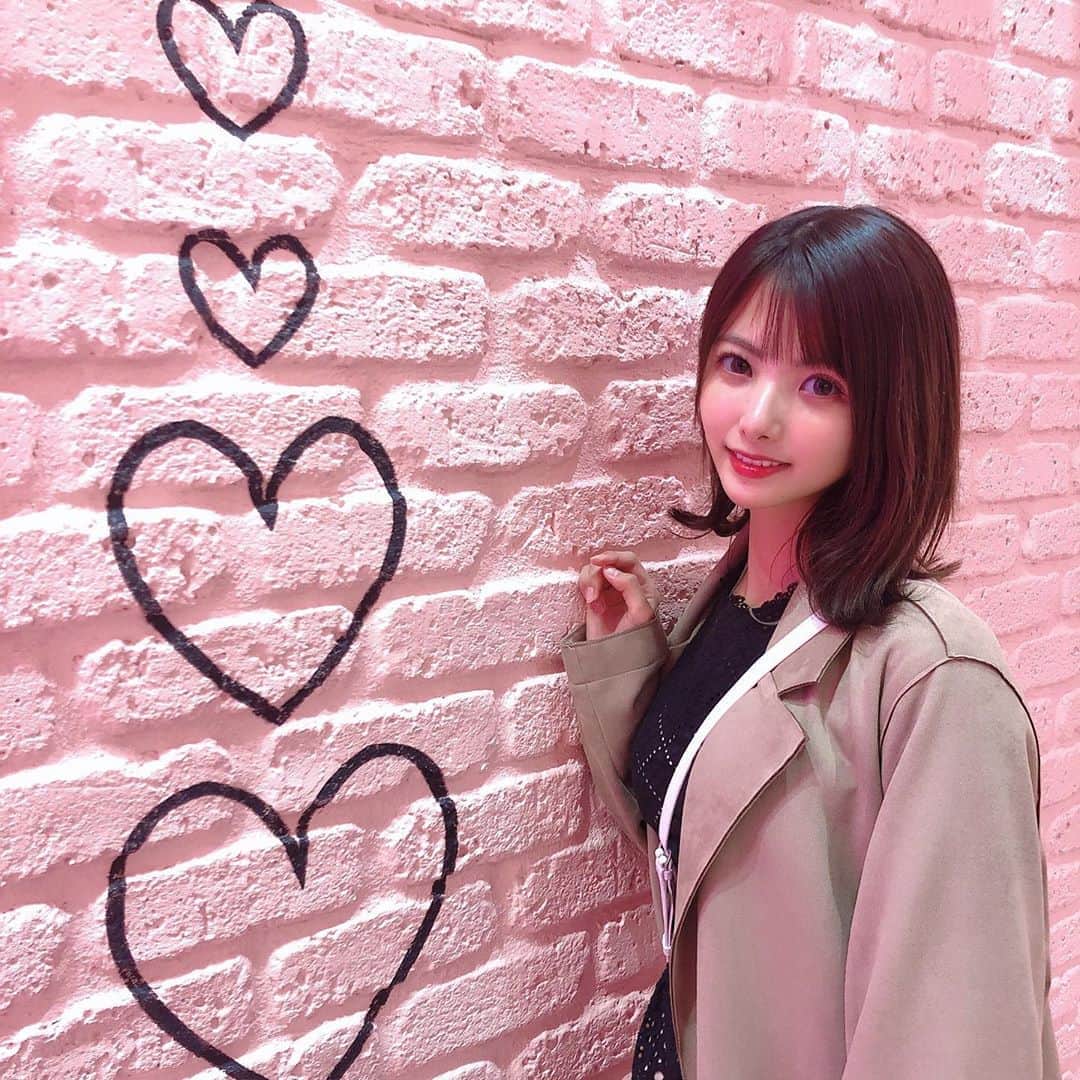 岡田栞奈のインスタグラム：「109に韓国みたいな映える 場所あった🤭💕 知らんかった〜❗️ #良さが伝わる写真なかった #とりあえずネオンかわいい」