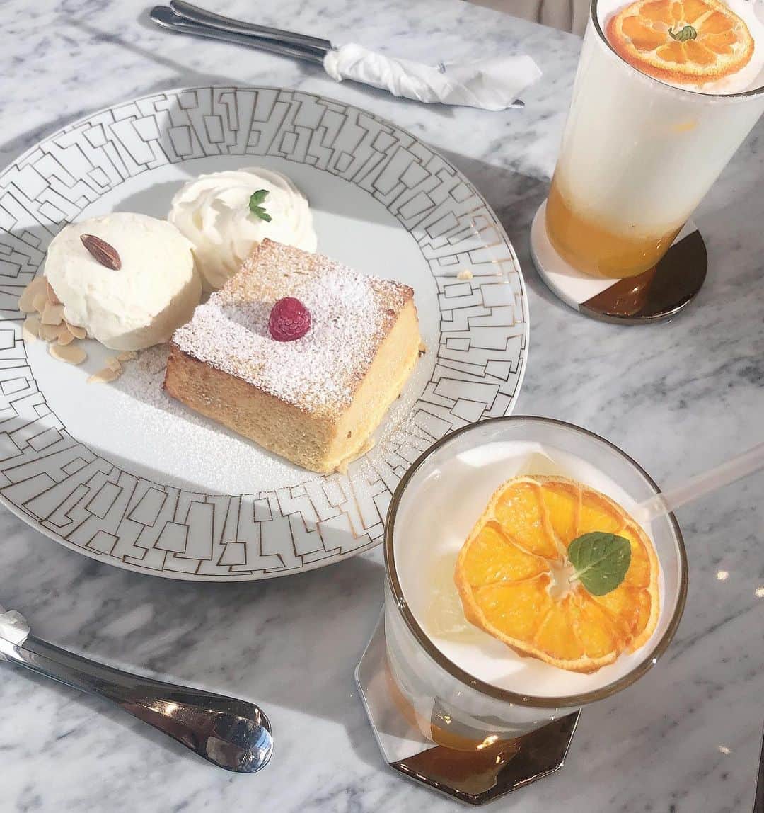 のインスタグラム：「・ この間りおなと 最近流行りのお洒落なcafeに行ってきた🍨♡ みかんラテも美味しかった🍊 ・ #ruijewelrycafe #ruijewelry #渋谷カフェ　#代官山カフェ　#東京カフェ　#韓国カフェ　#韓国風カフェ　#みかんラテ　#フレンチトースト　#お洒落カフェ　#カフェ巡り」