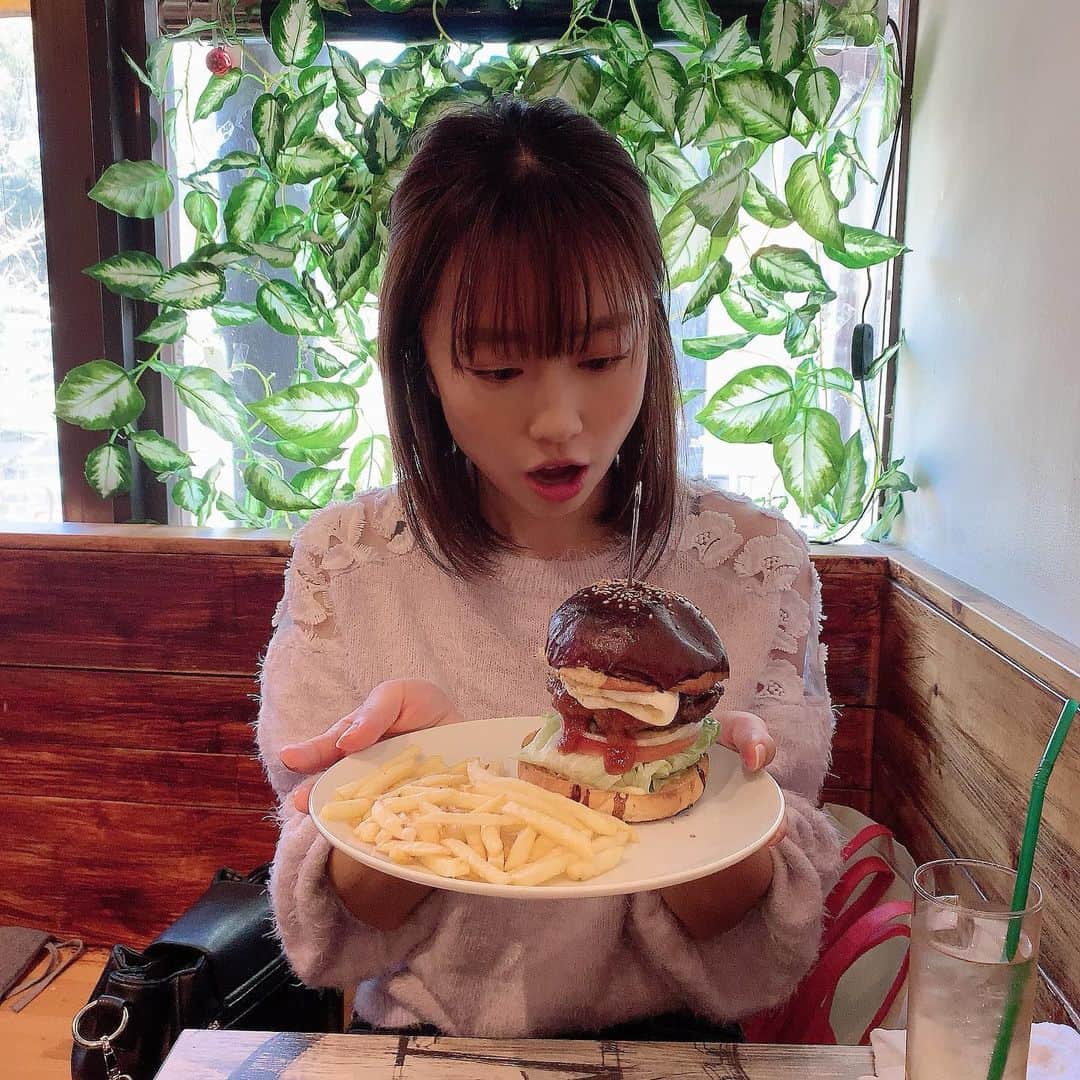 杉田沙緒里のインスタグラム：「私生きてますwww 最近、食欲止まらなくて困ってる…😭 この後、クレープ食べてお家帰ってからドーナツ🍩食べた🙂  #絶賛食べすぎ #安定に写真撮り忘れる #食い意地はってます #今年の目標 #ダイエット #絶対無理だな」