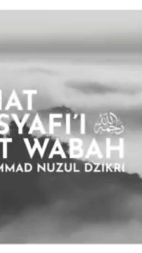 ラウディアシンシアベラのインスタグラム：「#Repost @muhammadnuzuldzikri ・・・ Nasehat Imam Syafi’i -rahimahullah- Di Saat Wabah . Beliau bertutur, . “Aku belum menemukan solusi yang lebih manjur untuk menghilangkan wabah dibanding bertasbih (kepada ALLAH)”. (Hilyatul Awliya’: 9/136) . Saudaraku, berikhtiar secara lahiriah saja belum cukup. Bagus untuk menjaga imunitas tubuh dan kesehatan. Serta mengikuti himbauan pemerintah agar social distancing. . Namun selain itu, hendaknya kita pun mengikuti arahan para ulama. Semisal Imam Syafi’i rahimahullah. Beliau menasehatkan agar kita memperbanyak bertasbih kepada ALLAH dan mensucikan-Nya. . Semua orang tahu, bahwa beliau adalah imam yang masyhur keluasan ilmunya. Sehingga wejangan beliau bagaikan oase di tengah sahara. . Saudaraku, . Ucapkanlah Subhanallah bukan hanya di lisan. . Namun diiringi keyakinan penuh bahwa ALLAH Maha Suci dari segala sifat buruk atau ketidaksempurnaan. . Sehingga mustahil bila takdir-Nya bertujuan untuk menyusahkan kita. . Mengapa? Karena ALLAH Maha Suci dari perilaku jahat. . Ucapkanlah Subhanallah bukan hanya di lisan. . Tetapi diiringi dengan menguatkan keyakinan tentang kesempurnaan keagungan dan kesucian ALLAH. . Sehingga seburuk apapun suatu kondisi dan wabah ini di mata manusia. Kita tetap percaya bahwa di baliknya pasti ada banyak hikmah dan kebaikan besar bagi umat manusia. . Renungkan apa yang dilakukan Nabi Yunus alaihissalam. Hingga ALLAH mengaruniakan pertolongan kepada beliau. Di saat semua kalkulasi manusia menyimpulkan bahwa beliau tidak mungkin selamat. . Ternyata beliau bertasbih dan bertahlil! .  فَنَادَىٰ فِى ٱلظُّلُمٰتِ أَن لَّآ إِلٰهَ إِلَّآ أَنتَ سُبْحٰنَك إِنِّى كُنتُ مِنَ ٱلظّٰلِمِينَ . “Di kegelapan malam, dalam perut ikan, di dasar lautan, beliau berdoa, "Tidak ada sesembahan yang berhak diibadahi selain Engkau. *Maha Suci Engkau.* Sungguh aku termasuk golongan yang berbuat zalim". (QS. Al-Anbiyaa (21): 87). . Ucapkanlah _Subhanallah_ bukan hanya di lisan. . Namun dengan terus meningkatkan ibadah serta menjalankan perintah ALLAH. Terlebih lagi shalat. . Ibnu ‘Abbas -radhiyallahu ‘anhuma- menyimpulkan, . “Semua tasbih di dalam al-Quran bermakna shalat”. (Tafsir ath-Thabariy: 19/191)」