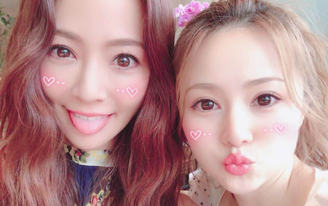 本田麻里絵さんのインスタグラム写真 - (本田麻里絵Instagram)「私のパワースポットmimuちゃんが12月の誕生日の時になんとこんな素敵な絵を描いてくれてた😢💖✨👏 ヤバすぎる(人ﾟ∀ﾟ*) タイで出会った同い年の天使👼 結婚式にも来てくれた😢💕 コロナのせいで全然会えてないけど、 また早く会えますように...💛 #Repost @miiimuuu_chan with @get_repost ・・・ Happy belated birthday Marie😘❤️✨🎂 . . 去年の12月のまりえんぬのお誕生日に渡せなくて、もう春がこようとしています🤣🙈w . 本当は会って渡したかったから誰にも見せず、ずっと温めてたんだけど😍💕春を越して夏になりそうなので、いきなりSNSで送るってゆーサプライズ🤣😂🤣❤️ . 朝目覚めた時に、なぜかまりえんぬを思い出して💕✨贈る事を思いついたよっ⭐️ . . まりえんぬ💕Maoさんの事大好きだから、物よりこーゆーのの方が嬉しいかなーと思って描いてみた✨気にいってくれると嬉しいなぁ🥰 . . いつもみーむーの事守ってくれたり、考えてくれたりありがとっ😍同い年だけど、何かすごくお姉ちゃんのような感覚💕 仲良くなれて嬉しいよっ❤️✨ . 素敵な1年にしてね😘😘🎂love u💗✨ . . . #hbd #birthdaypresent #friendship #loveu #bangkokfriends❤️ #myartwork #hopeyoulikeit 🥰 #まりえんぬ 完成すんの時間かかった #でもマオさんは5分でかけた🤣 #お誕生日プレゼント #身体が小さいのはわざとです😂 #実物は顔小さいよ💕 #おめでとう #似顔絵」3月21日 17時35分 - mariennu.bkk