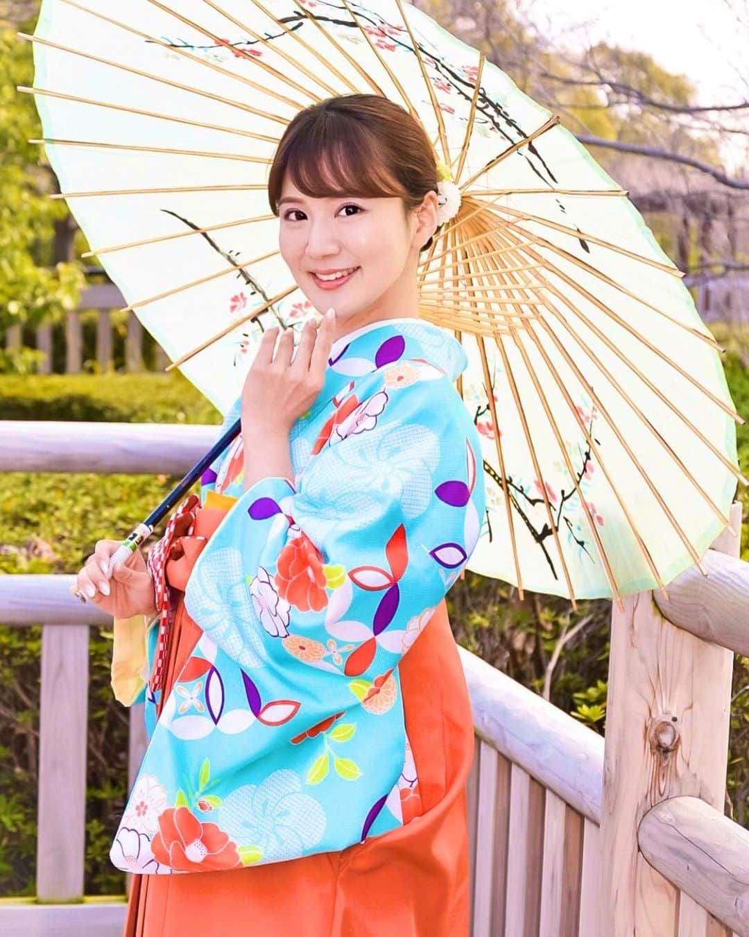 那津あやこのインスタグラム：「オレンジ色🍊の袴は、 とっても新鮮‼️✨﻿ ﻿ ﻿ ﻿ #那津あやこ #あやや #rq #racequeen #model #talent #actor #モデル #タレント #女子アナ #袴 #着物 #卒業 #和 #和装 #日本 #yukata #umbrella #japan #photography #photo #kimono #instagram #japanese #kimono #wa  #instagood #cute #girl #japanesegirl #followｍe﻿」