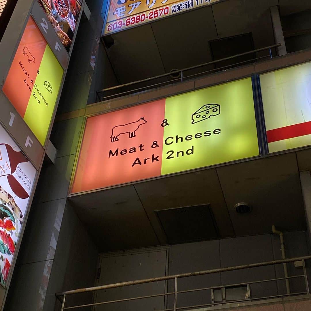 恵美さんのインスタグラム写真 - (恵美Instagram)「新宿 歌舞伎町にある Meet&Cheese  Ark 2nd @ark.2nd  でスフレオムレツ 明太子とポテトのクリームソース をいただきました 大きなスフレオムレツに目の前で熱々のラクレットチーズをかけてくれます🧀 . 店内はカップルや女子会でとても賑わっていました😉 . 皆さんも是非大きくてふわふわのオムレツを食べてみてくださいね🍳💕 . #meatandcheeseark2nd #新宿グルメ #スフレオムレツ #シカゴピザ #新宿ディナー #pr #model #モデル #japanesemodel #恵美 @tokyo_joshibu #東京女子部 #tokyo_joshibu #ビジョビ @b_b_j.j #ビジョビ_ミスいちご2021」3月21日 17時45分 - emi_florence819