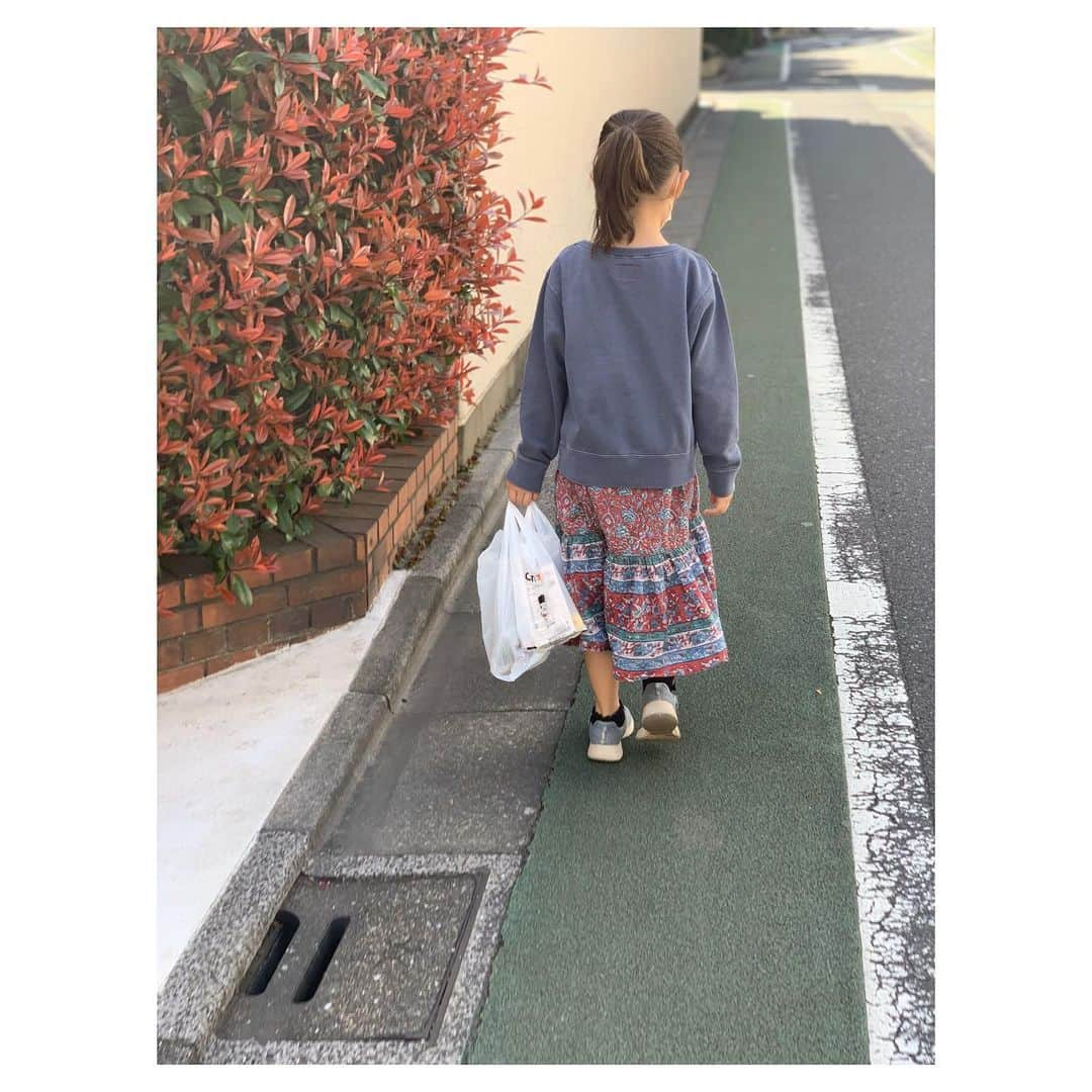 辺見えみりさんのインスタグラム写真 - (辺見えみりInstagram)「後ろからついて行きながら、 1人お買い物。 緊張〜🤣」3月21日 17時50分 - emiri_hemmi