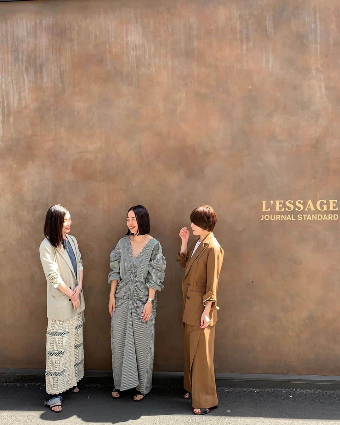濱中鮎子のインスタグラム：「今朝は事務所も近い、青山のレサージュ　@jslessage  さんへ。  ファーストシーズンからずっとお取り組みをしていただいています。  みなさんに　@uhruhruhr  着ていただけて嬉しい！  来週からの展示会も頑張れそうです。  3人の着用アイテムは全て　@journalstandard.jp さんにてお取り扱いあります！  気分上げて参りましょう、春ですから。  Photo by 岡田さん♡　@midori_morifusa  #journalstandardlessage  #uhr_2020ss  #ウーア #レサージュ #レサージュチームといるといつも笑い転げる🤣  #展示会準備ほぼ完了」