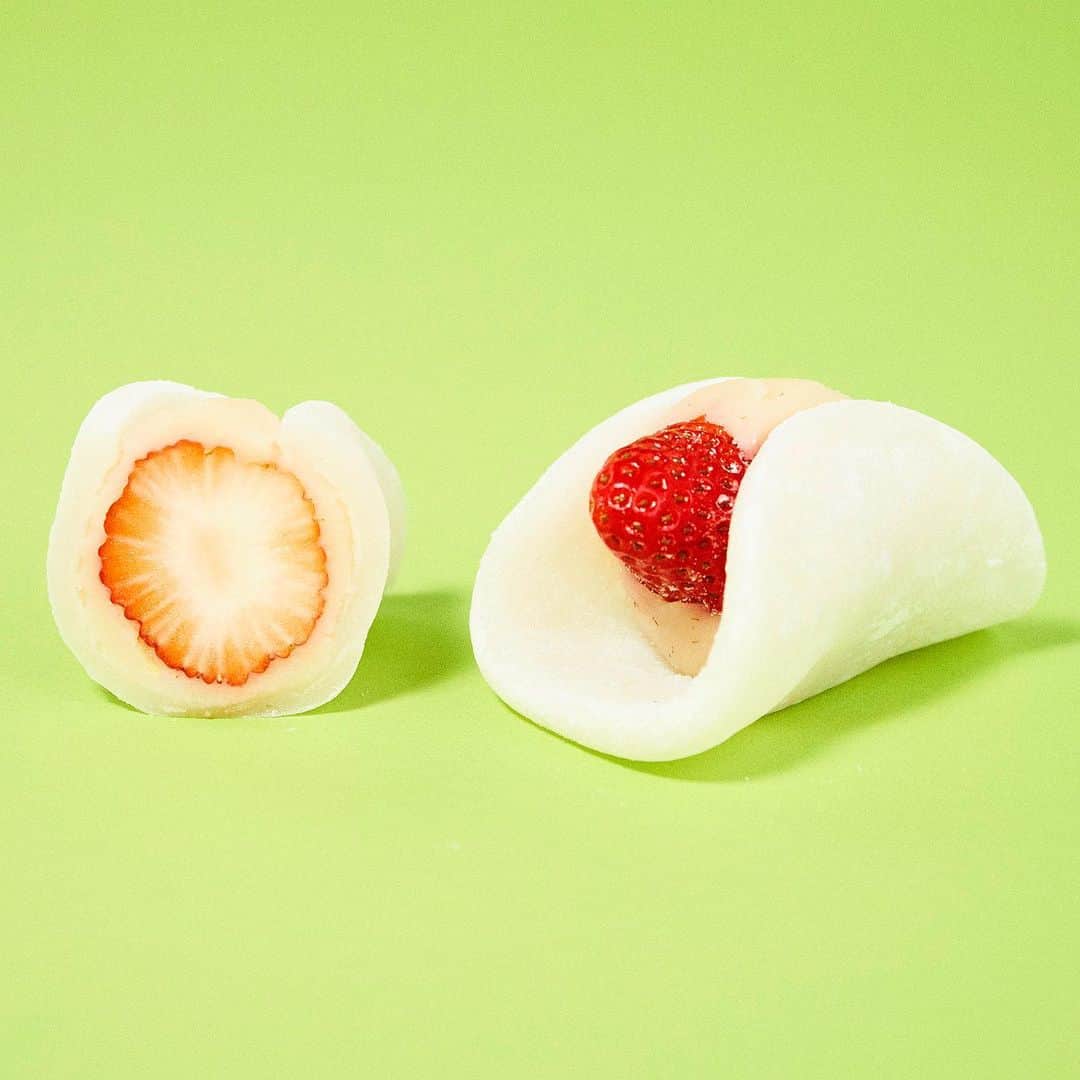 のインスタグラム：「いちご品種別に食べ比べ！﻿ いまが旬のおいしい「いちご大福」図鑑🍓﻿ ﻿ 📌紅ほっぺ〈石舟庵〉の「練乳紅ほっぺ大福」﻿ 伊豆や伊東を中心に9店舗を展開する〈石舟庵〉では、「紅ほっぺ」を使用した、いちご大福を販売しています。いちごをやさしく包む求肥は、舌でさわっただけで、ふわっととろけるような口当たり。あんには、練乳や生クリーム入りのミルキ－な白あんを使用し、いちごとの相性がバツグンです。伊豆韮山で朝摘みされた「紅ほっぺ」は、果実の赤みが強く、やわらかな食感が特徴。ウェブショップでも購入可能ですが、日持ちは発送日を含んで2日なので、到着日中に食べましょう。4月下旬まで販売予定。﻿ ﻿ Hanako #Hanako_magazine #苺大福 #いちご大福 #耕太郎農園 #いちご好き #いちごスイーツ #いちご大福 #今日のおやつ#和スイーツ#食後のデザート#大福 #あんこ好き #3時のおやつ #東京スイーツ」