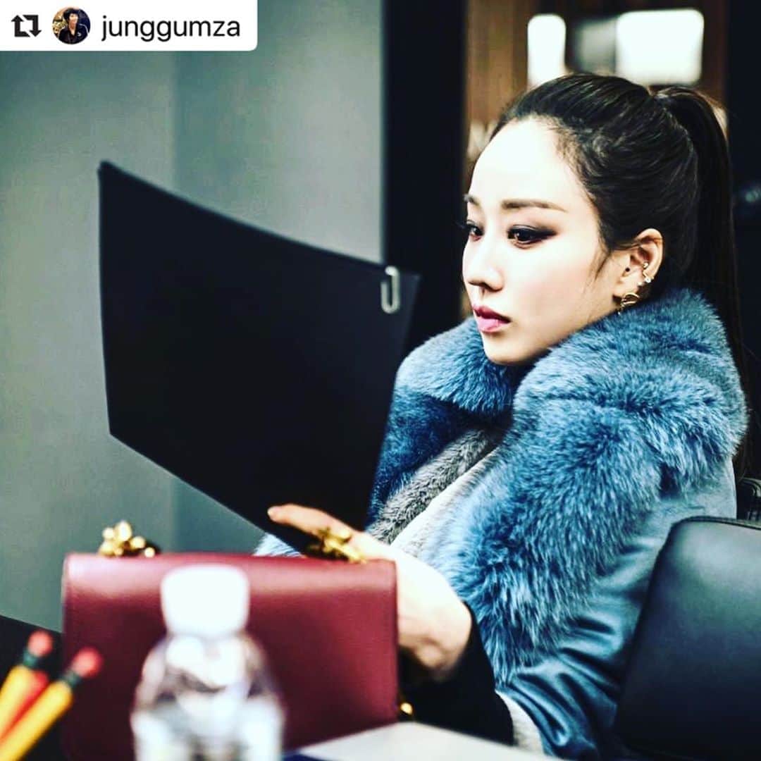 ムン・イェウォンのインスタグラム：「헤헷... 혜수선배님 인스타에 제 사진이 올라가다니.. 전 너무 행복한 성덕입니다 😍😍😍 오늘 밤 10시에 만나요 🥰 #Repost @junggumza with @make_repost ・・・ #그노시스 #실소유주 #트리니티교주딸 #백운미 #감금폭행협박 #하이에나」